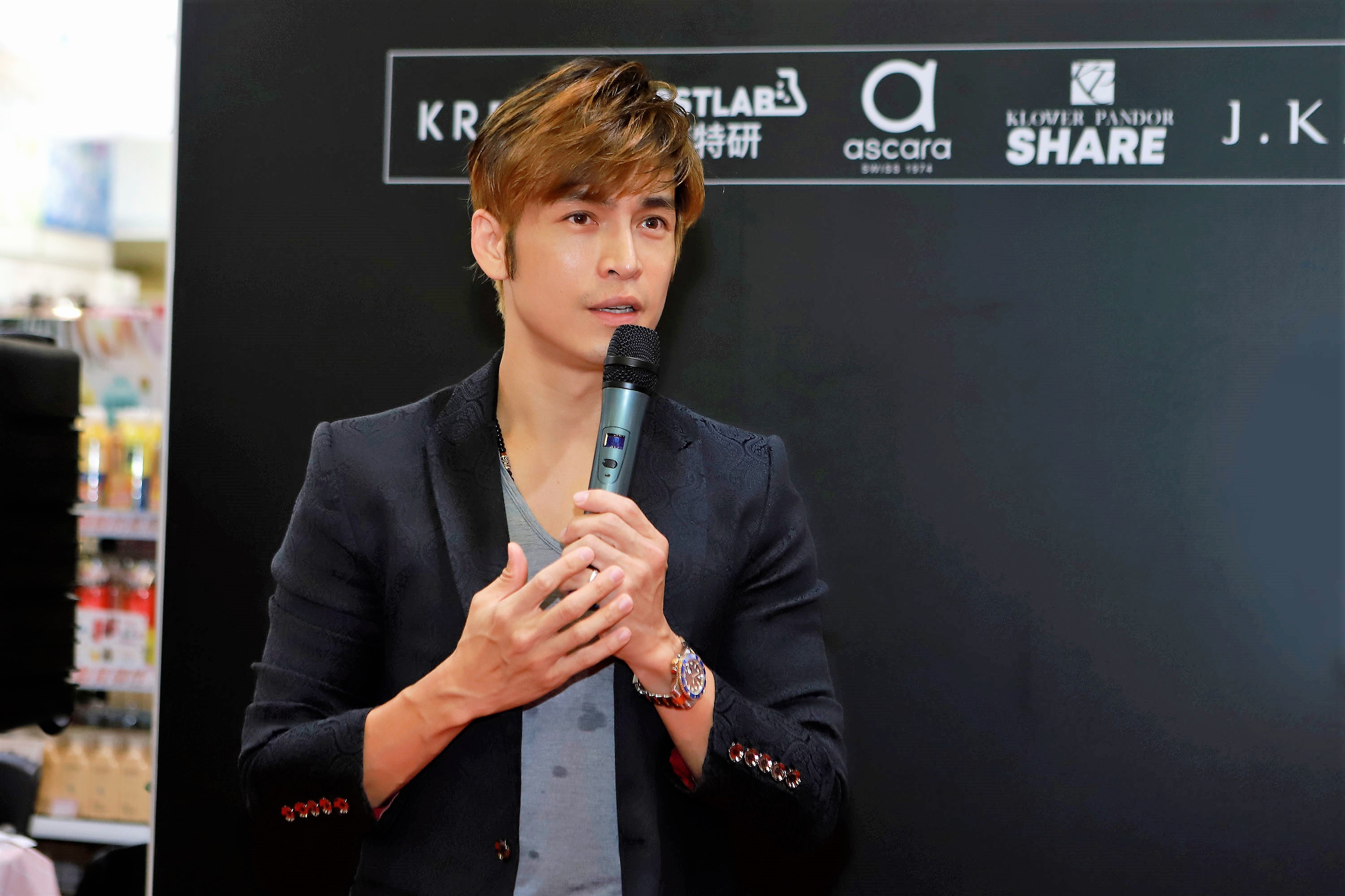 Gino透露高中時期常被當同志，女閨密都會傾訴親密話題。（民視提供）