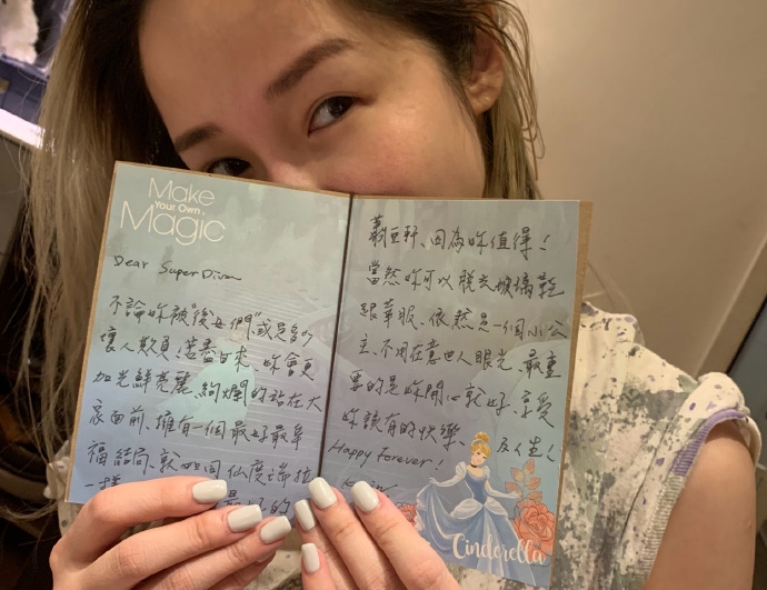 蕭亞軒生日前夕連發文，素顏露相秀出支持她的卡片。（翻攝自蕭亞軒微博）