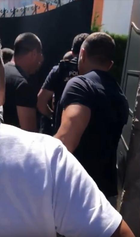 葡國警方攻堅別墅，成功逮捕19名詐騙嫌犯。（刑事局提供）