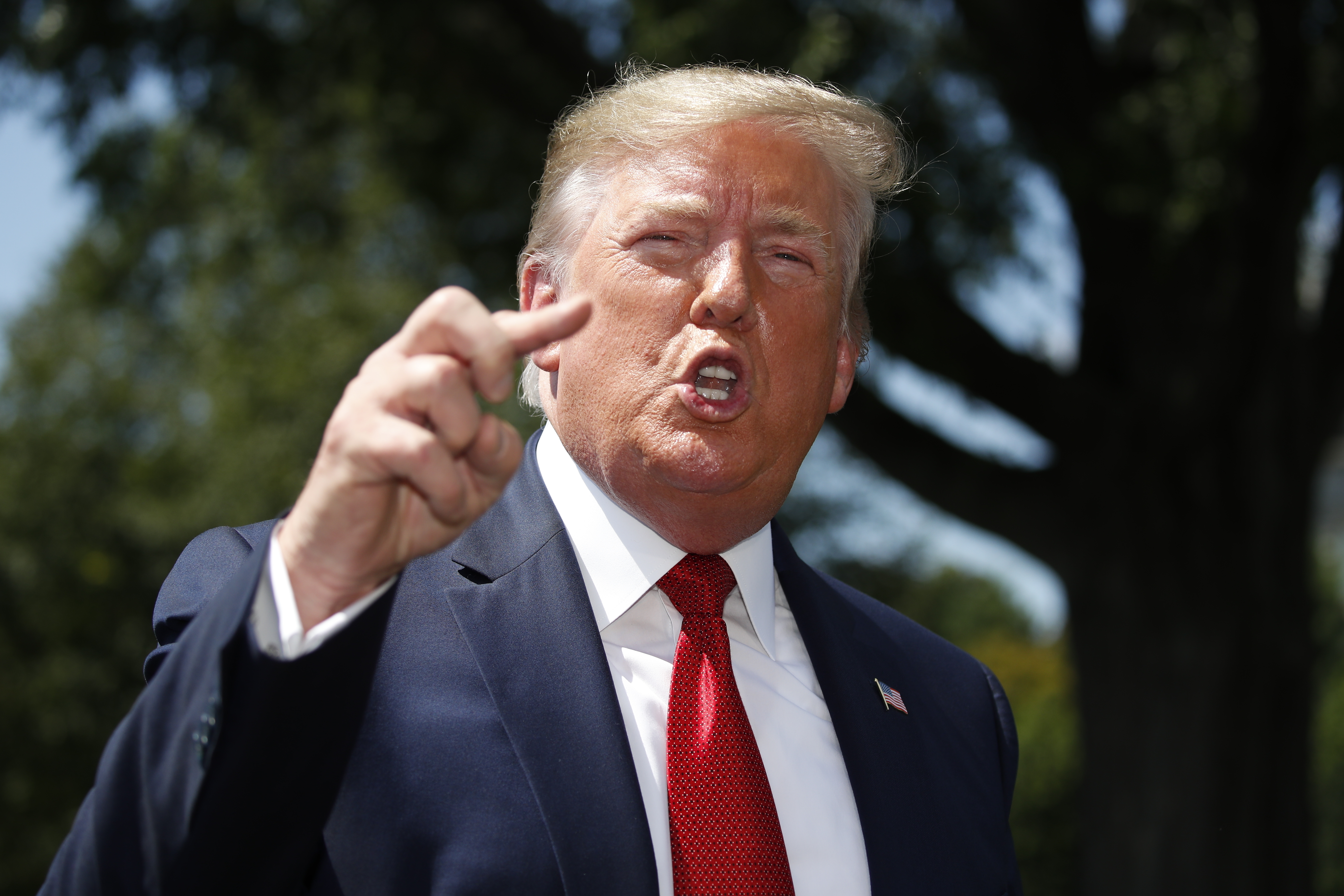 對美國經濟出現轉弱訊號等問題，川普也將矛頭指向習近平和美國聯準會（Fed）主席鮑爾，「誰是我們更大的敵人？鮑爾還是習主席？」（東方IC）