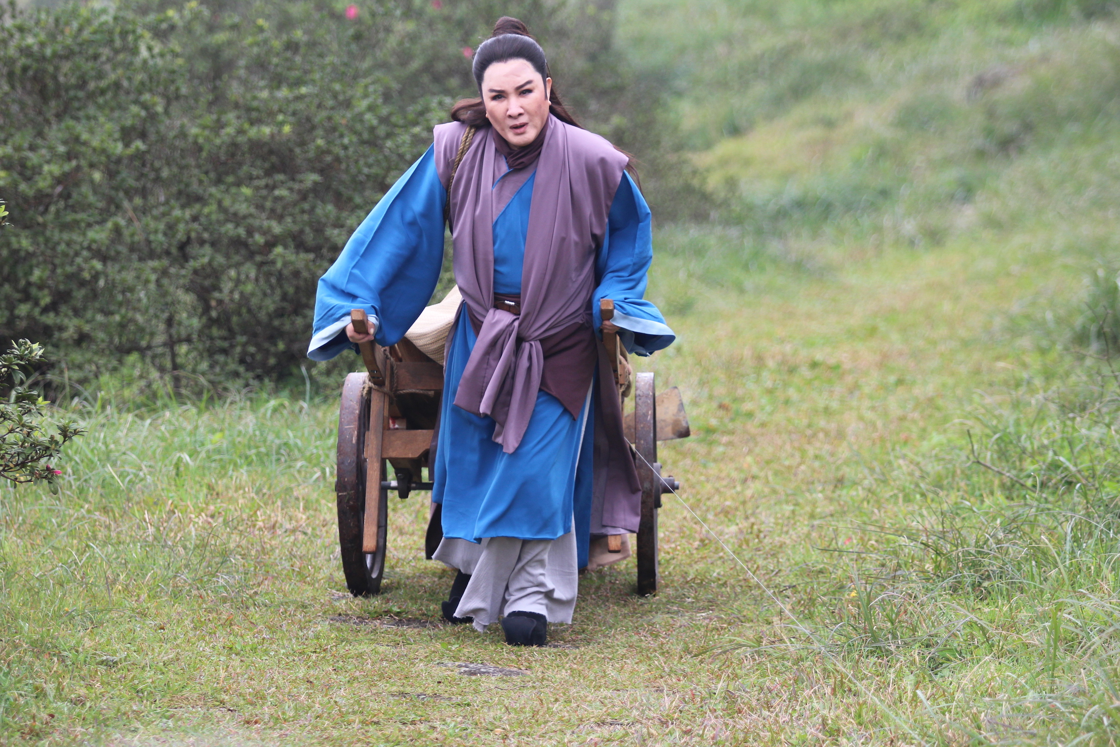 70多歲的楊麗花為歌仔戲真的是付出很多，讓愛徒陳亞蘭都動容。（麗生百合提供）