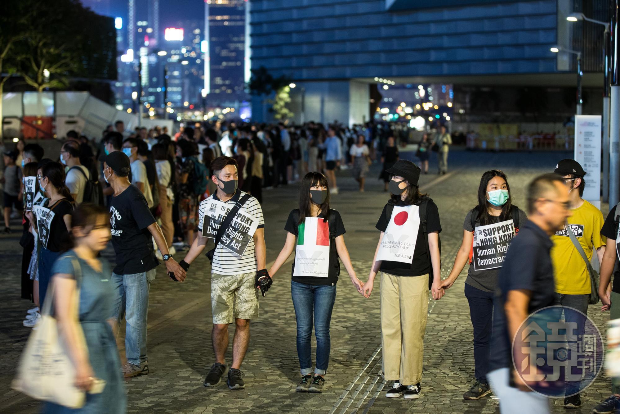 參與民眾在海報上以各種語言感謝支持香港的國家。