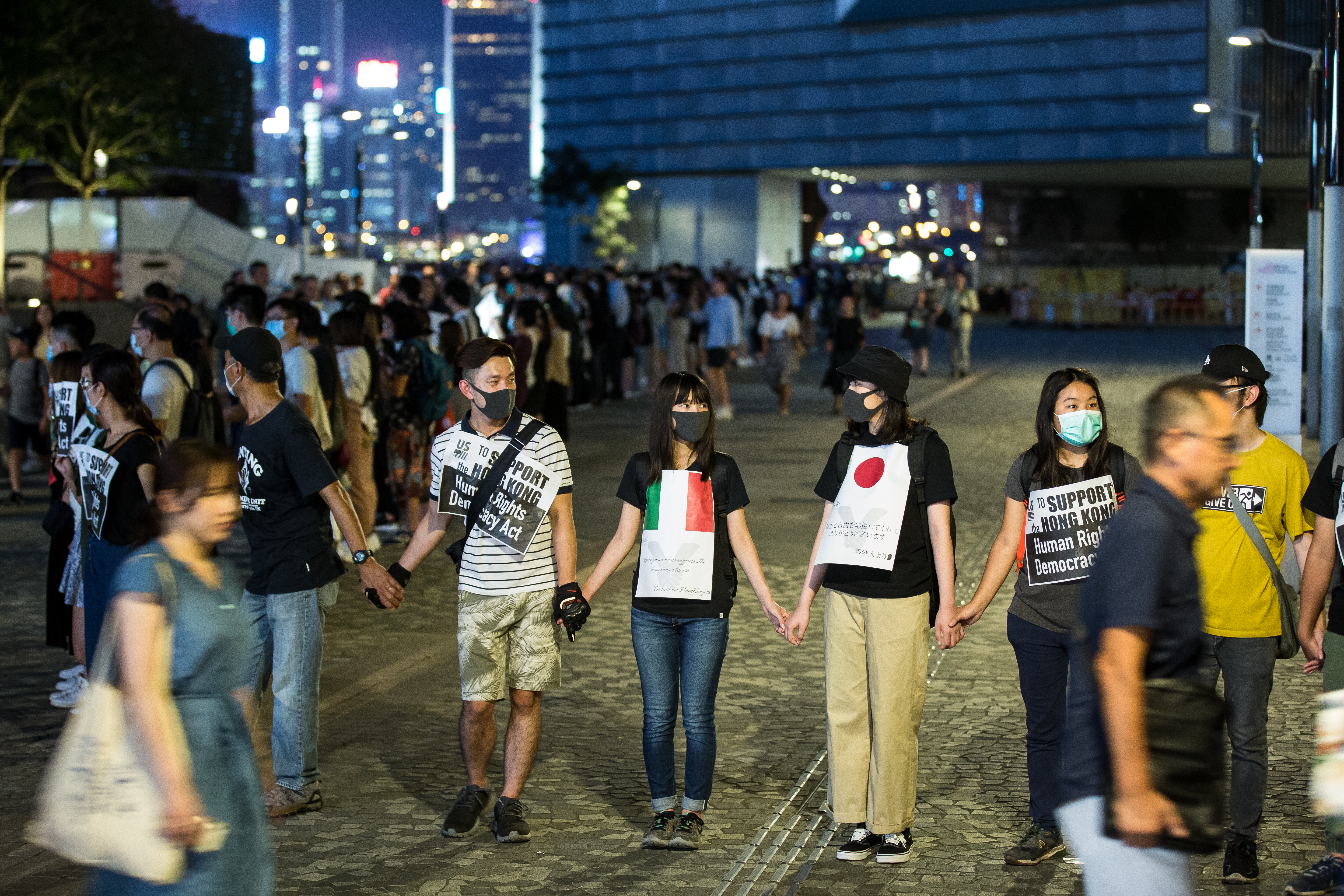 參與民眾在海報上以各種語言感謝支持香港的國家。