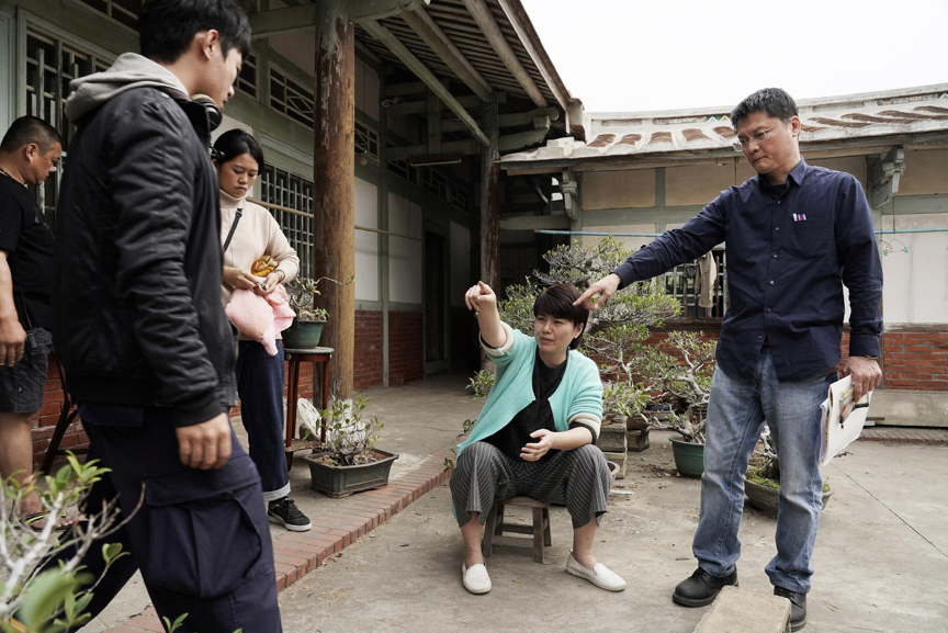 嚴藝文（右2）對首度執導的《俗女養成記》，每日10小時收工感到驕傲。（百藝電影提供）