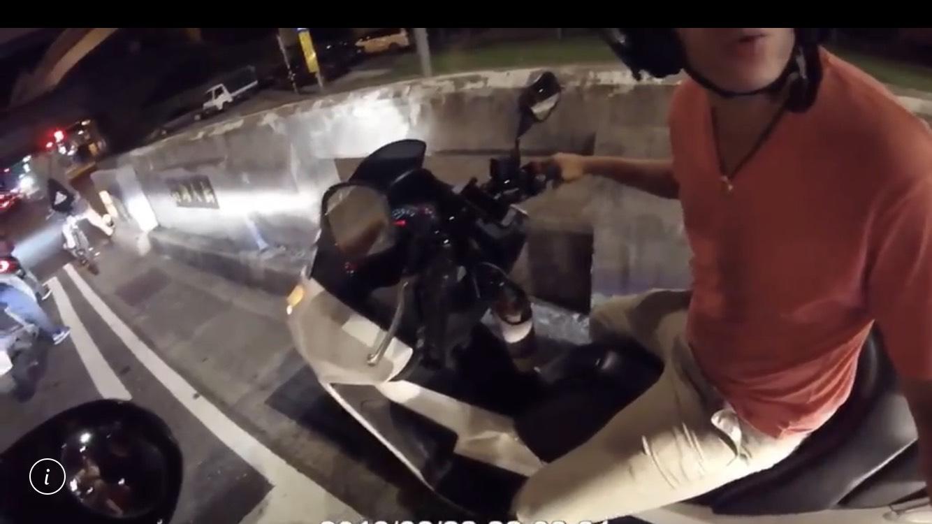 逼車的郭姓黃牌重機男自稱是警察，要將邱男帶回派出所，警方事後調查郭並非警職。（翻攝畫面）