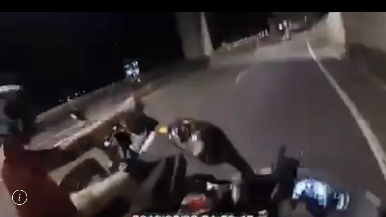 邱男違規騎車上環東，遭黃牌重機惡意逼車。（翻攝畫面）