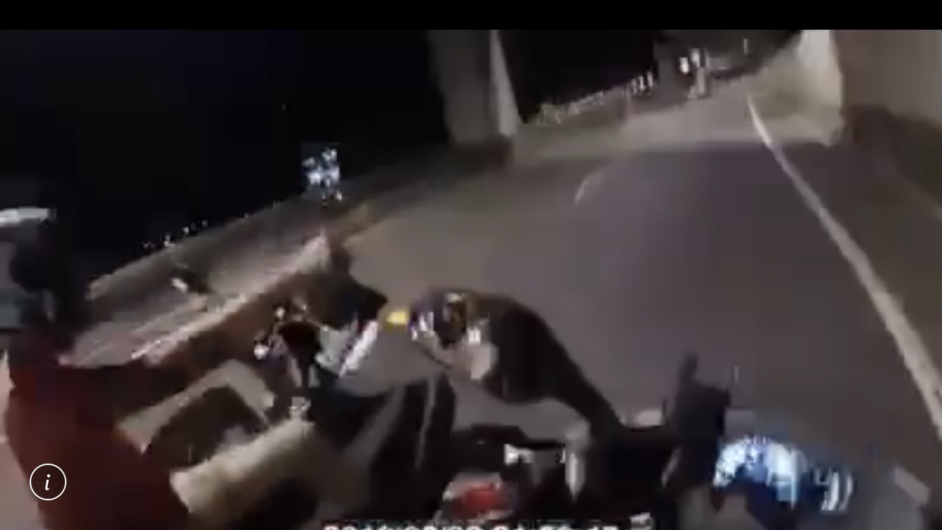 邱男違規騎車上環東，遭黃牌重機惡意逼車。（翻攝畫面）