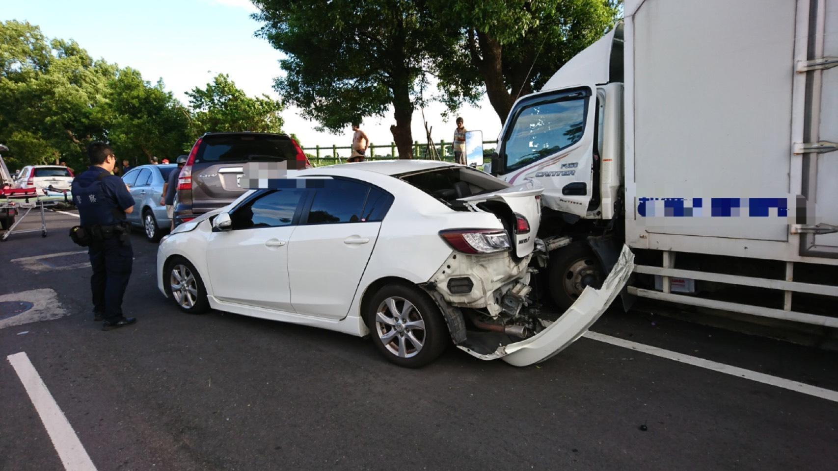 停靠路旁的車輛，被朱男所駕駛的貨車撞到面目全非。（翻攝畫面）