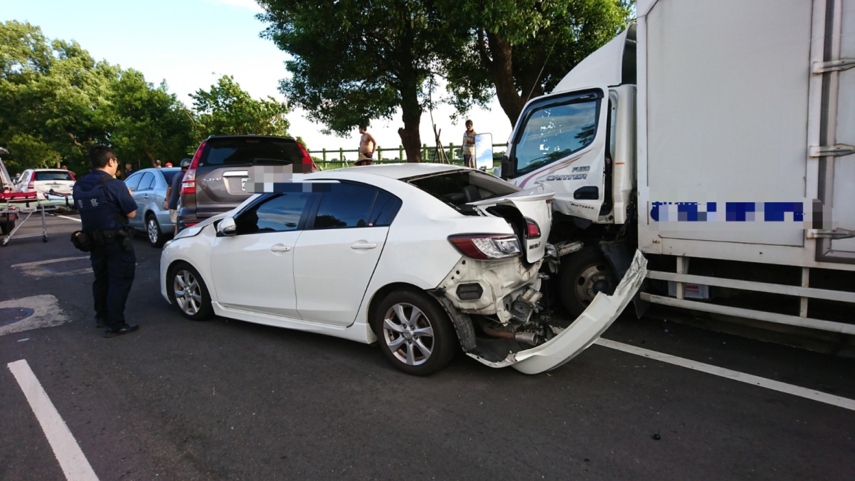 停靠路旁的車輛，被朱男所駕駛的貨車撞到面目全非。（翻攝畫面）