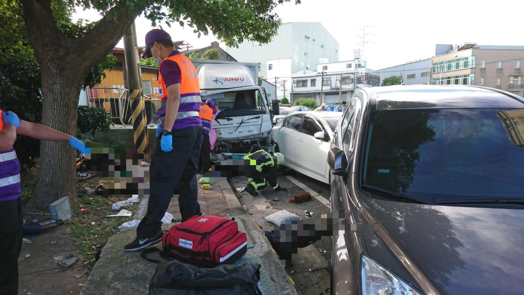 警消人員正將被壓在車底的傷者救出。（翻攝畫面）
