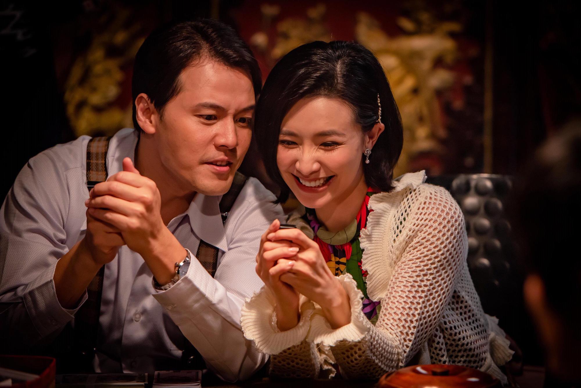 黃文星（左）遭吳婉君（右）設局沉迷賭博。（公視提供）