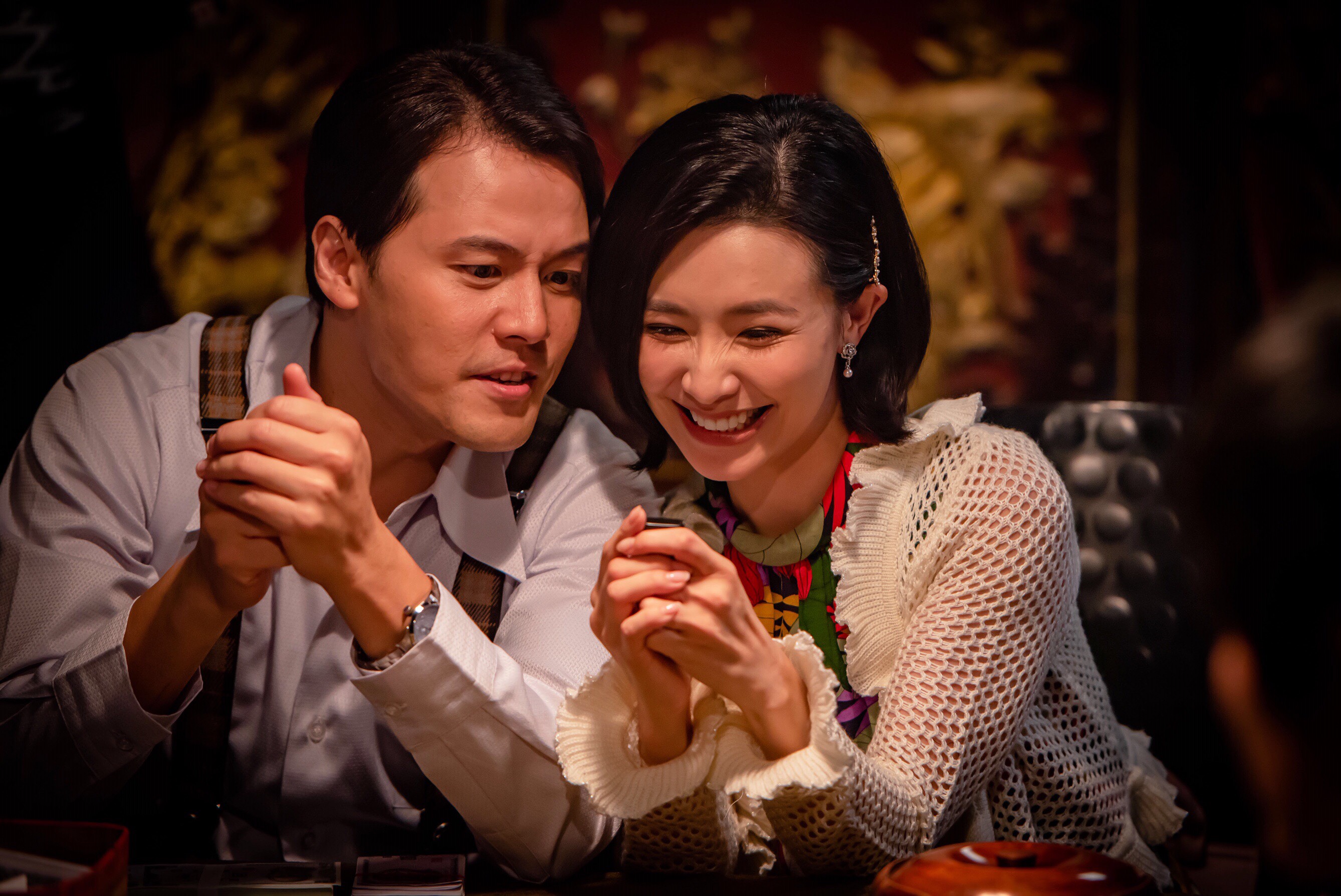 黃文星（左）遭吳婉君（右）設局沉迷賭博。（公視提供）