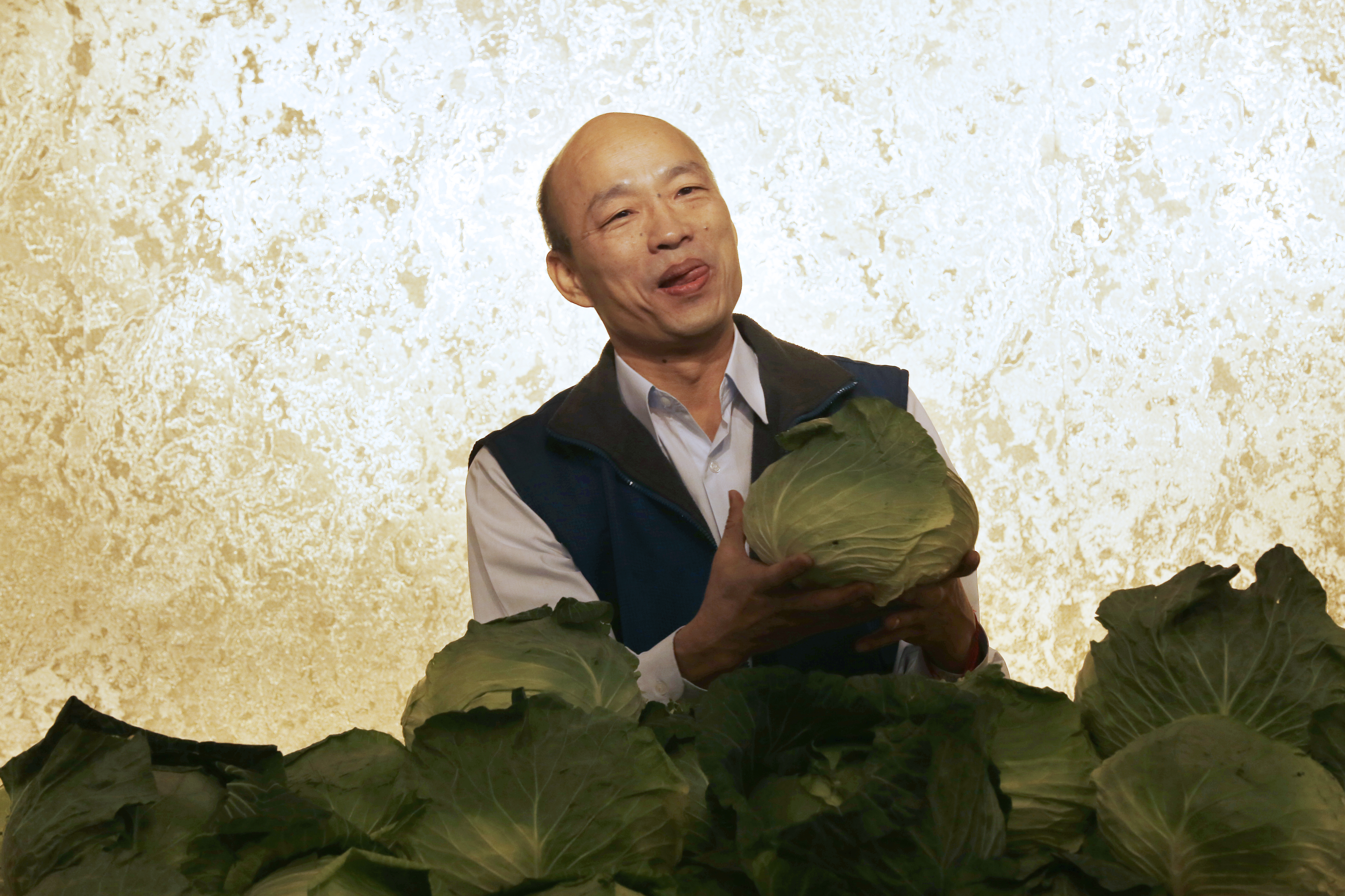 高雄市長韓國瑜今日準時出現坐鎮災害應變中心，簽到時更聲稱自己「從小就很準時」。（本刊資料照）