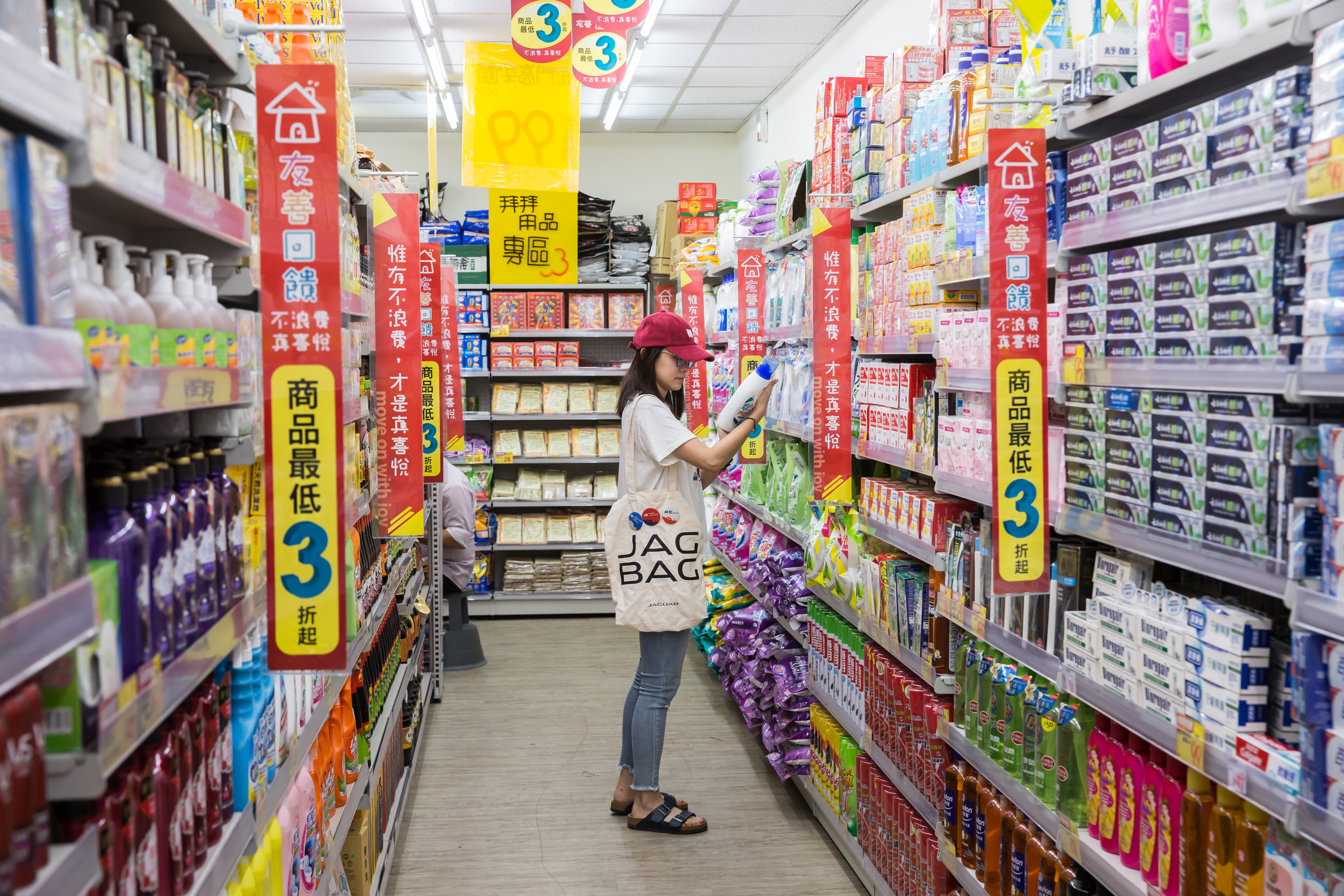 美廉社壓低成本，進貨直接買斷，不退貨。一般店上反應不好、被下架的商品，就會送到友善折扣店以3折出售。