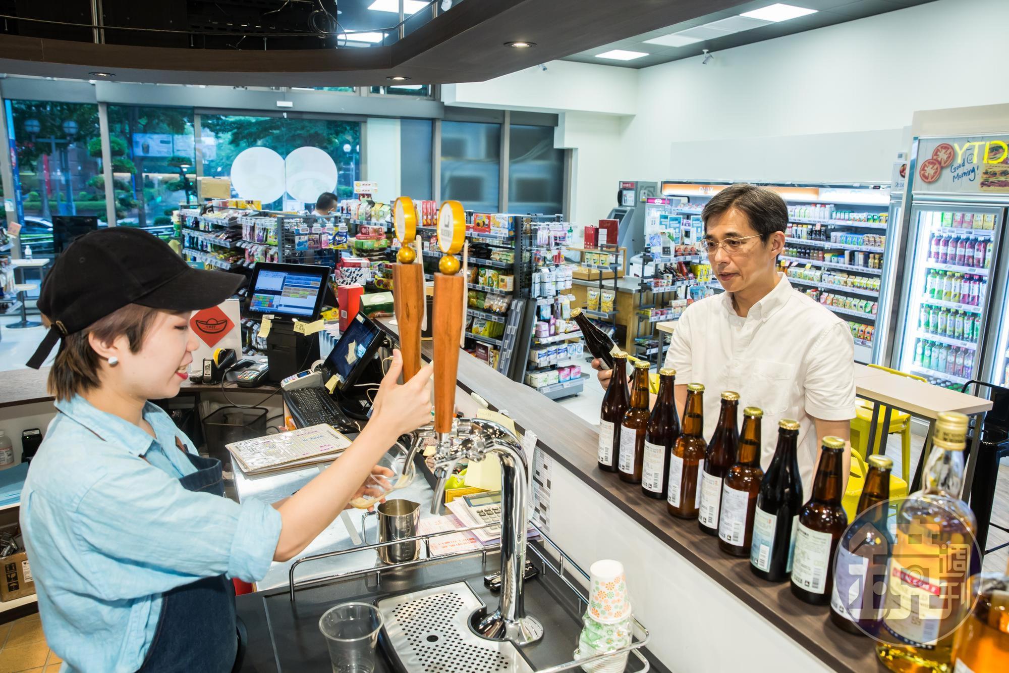 邱光隆愛喝酒，不只在家喝，他到美廉社新型態店美廉城超時，會點一杯白露生啤酒。
