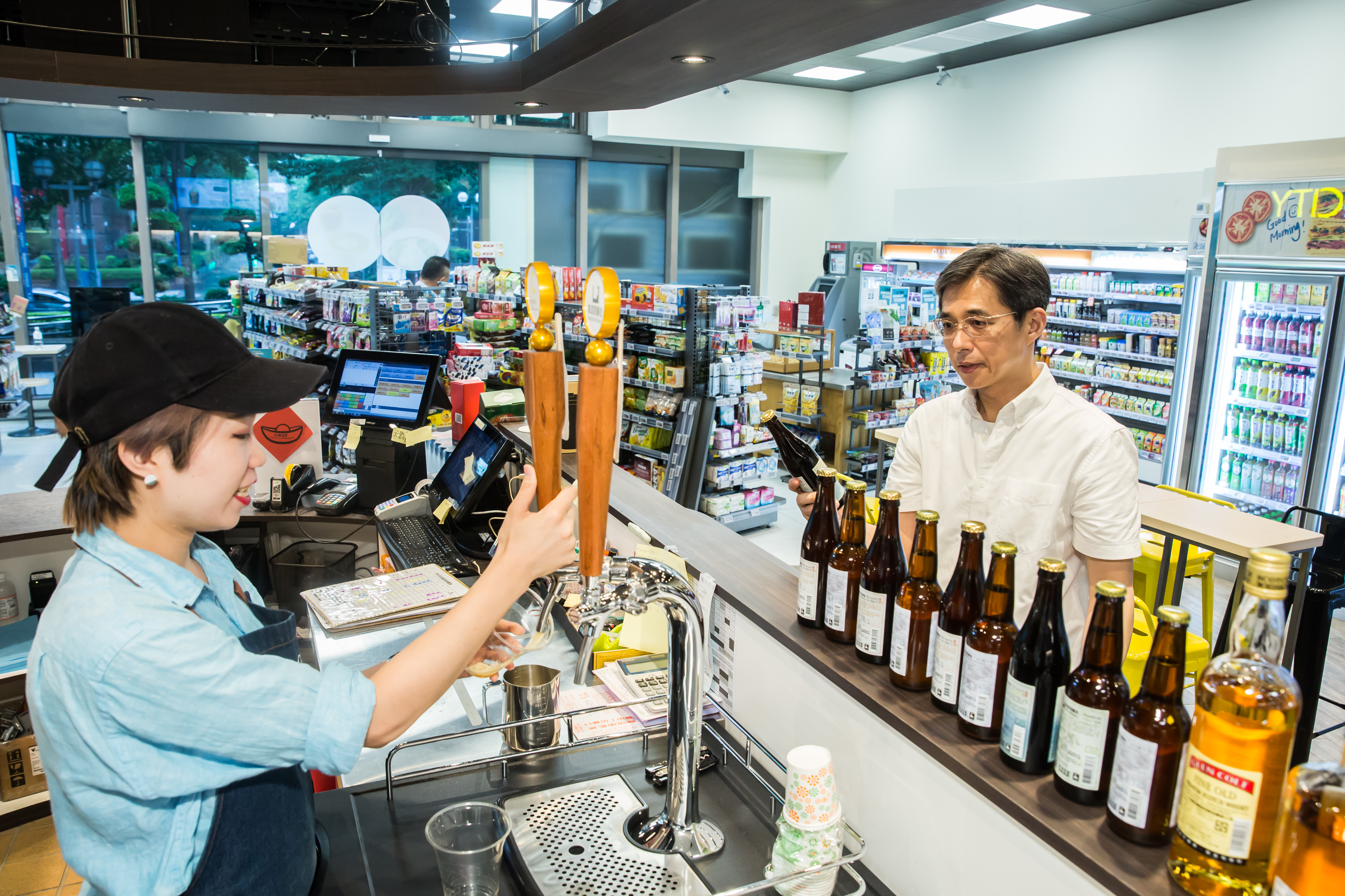 邱光隆愛喝酒，不只在家喝，他到美廉社新型態店美廉城超時，會點一杯白露生啤酒。