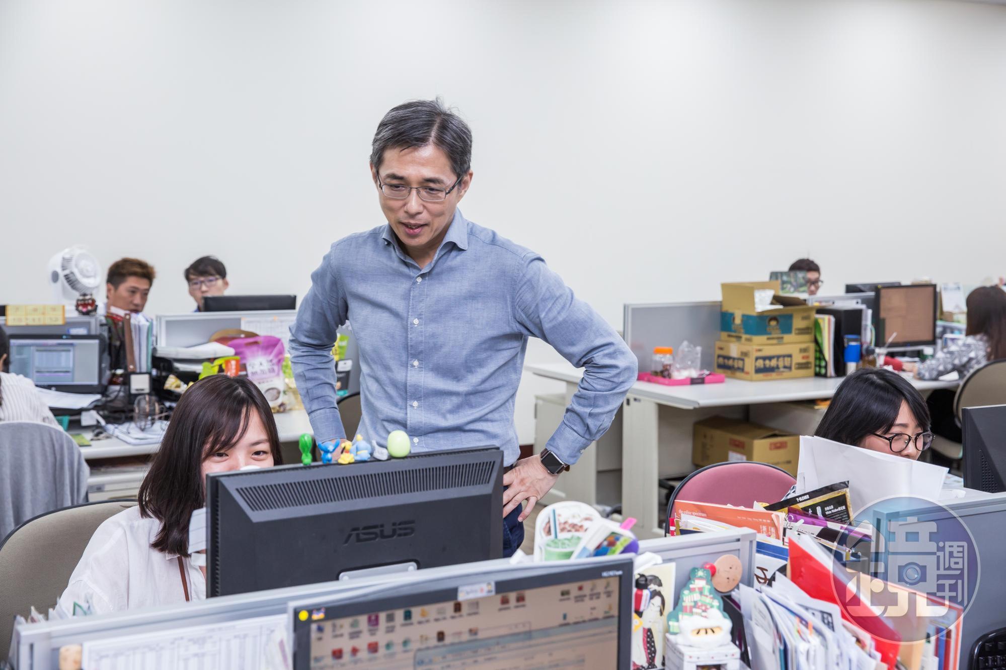 邱光隆年輕時本也打算出國留學,還考了高分托福,結果因為在光泉表現出色,愛上工作忘了要出國念書,最後在零售業界築夢。