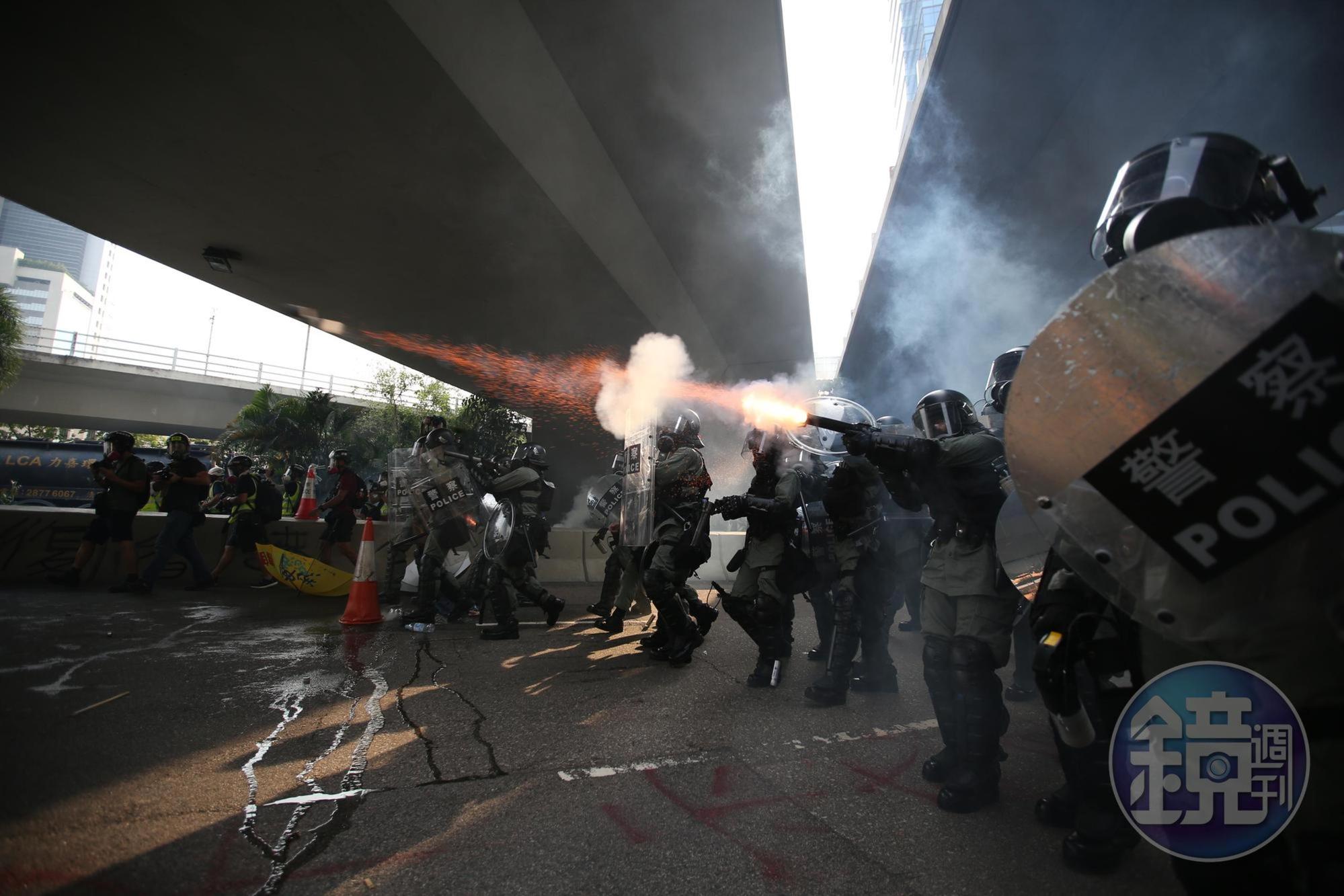 4點半偉業街也傳出示威者放火,港警發射催淚彈驅離群眾,甚至舉出黑旗警告。