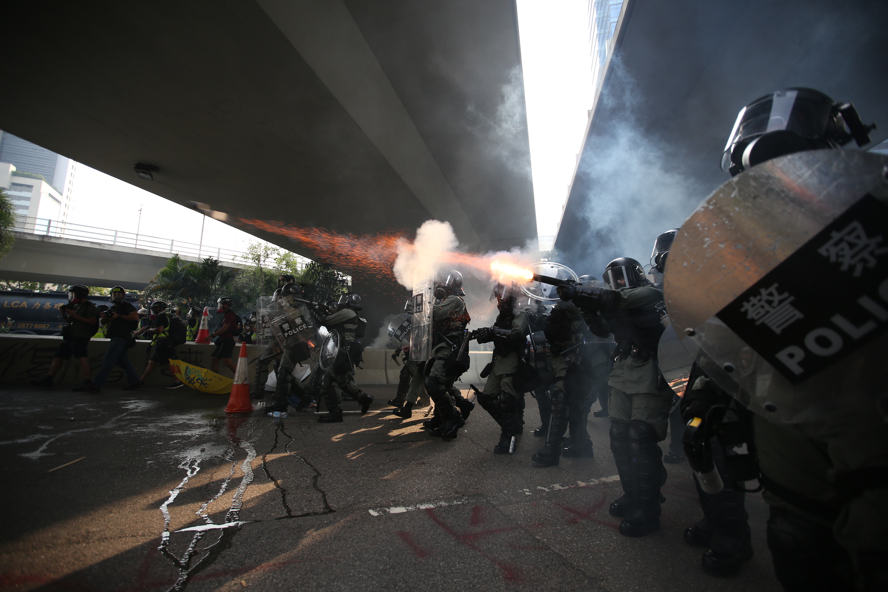 4點半偉業街也傳出示威者放火，港警發射催淚彈驅離群眾，甚至舉出黑旗警告。