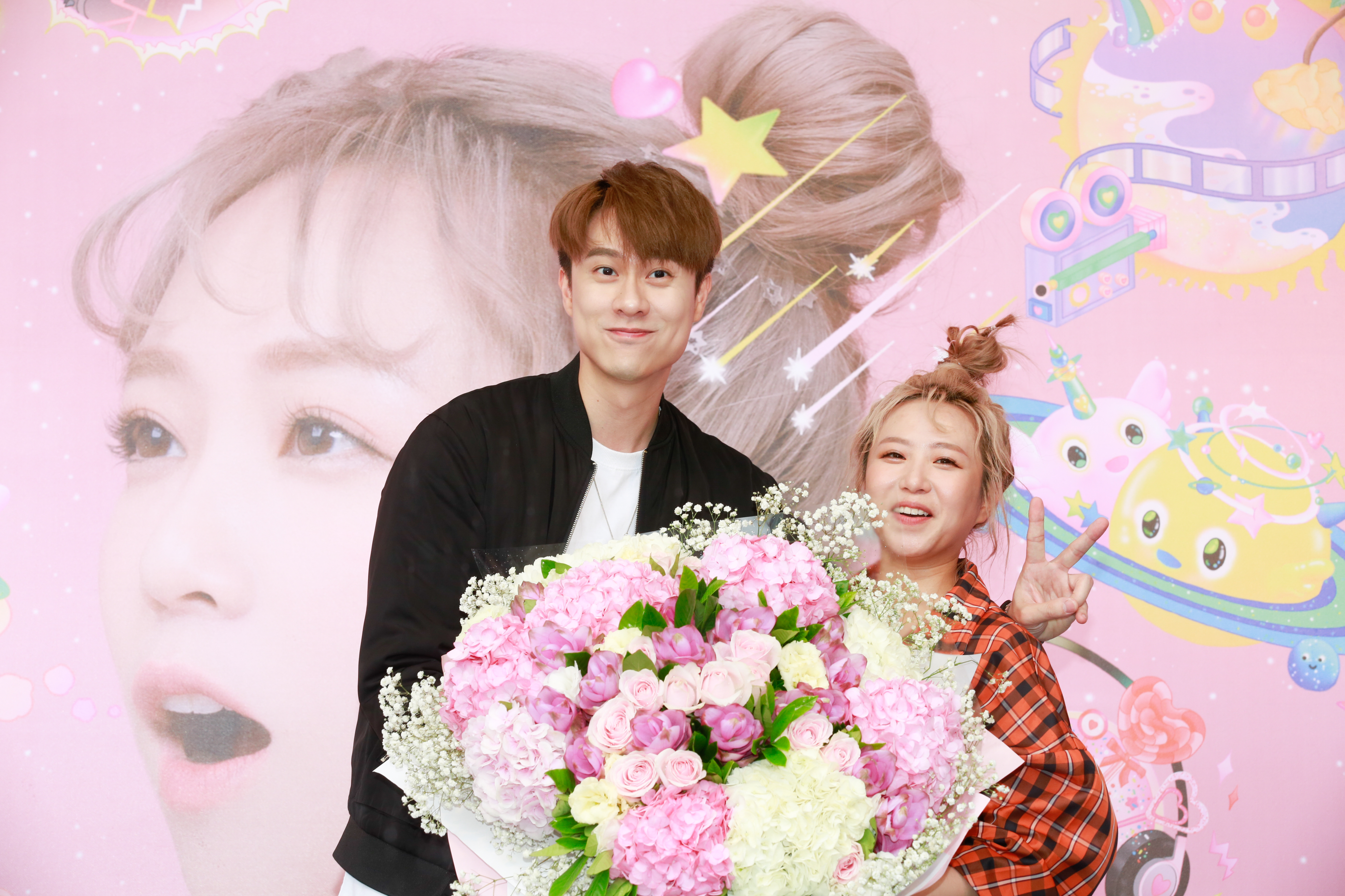 鄭茵聲男朋友劉書宏到場為她加油，2人舉止頗親密。