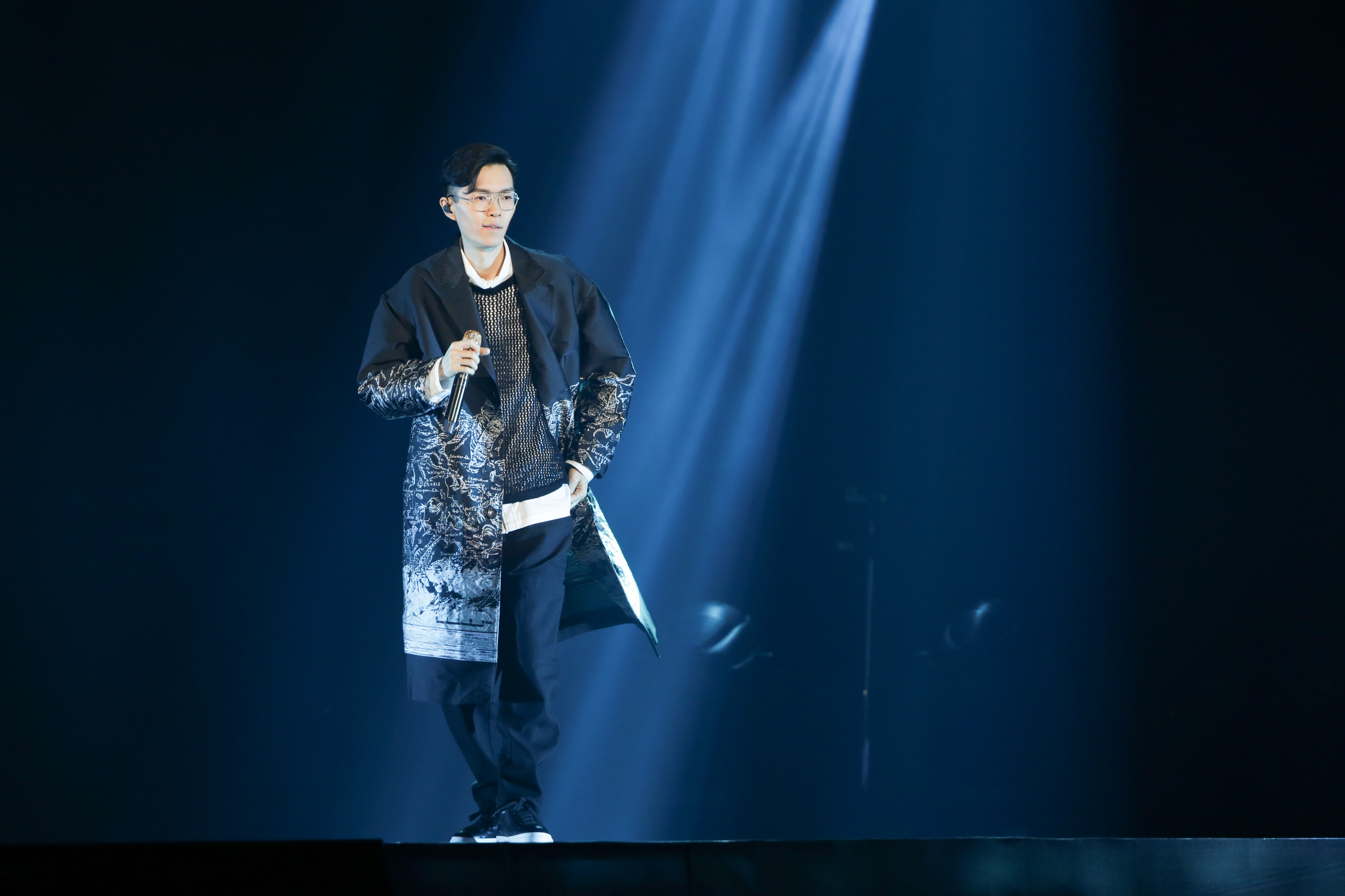 方大同一身黑色潮感大衣在台北開唱，以招牌R&B唱腔獻唱歌迷。