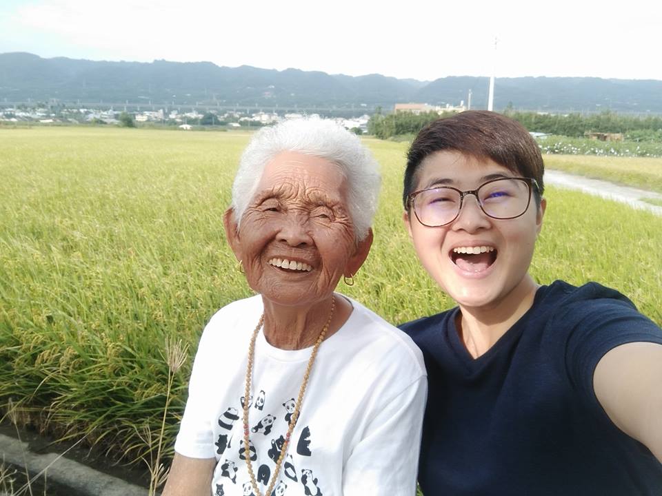 快樂嬤（左）和快樂姊（右）祖孫倆相處點滴感動許多人，尤其快樂嬤可愛逗趣的反應，吸引粉絲忠實追蹤。（翻攝自6YingWei快樂姊臉書）