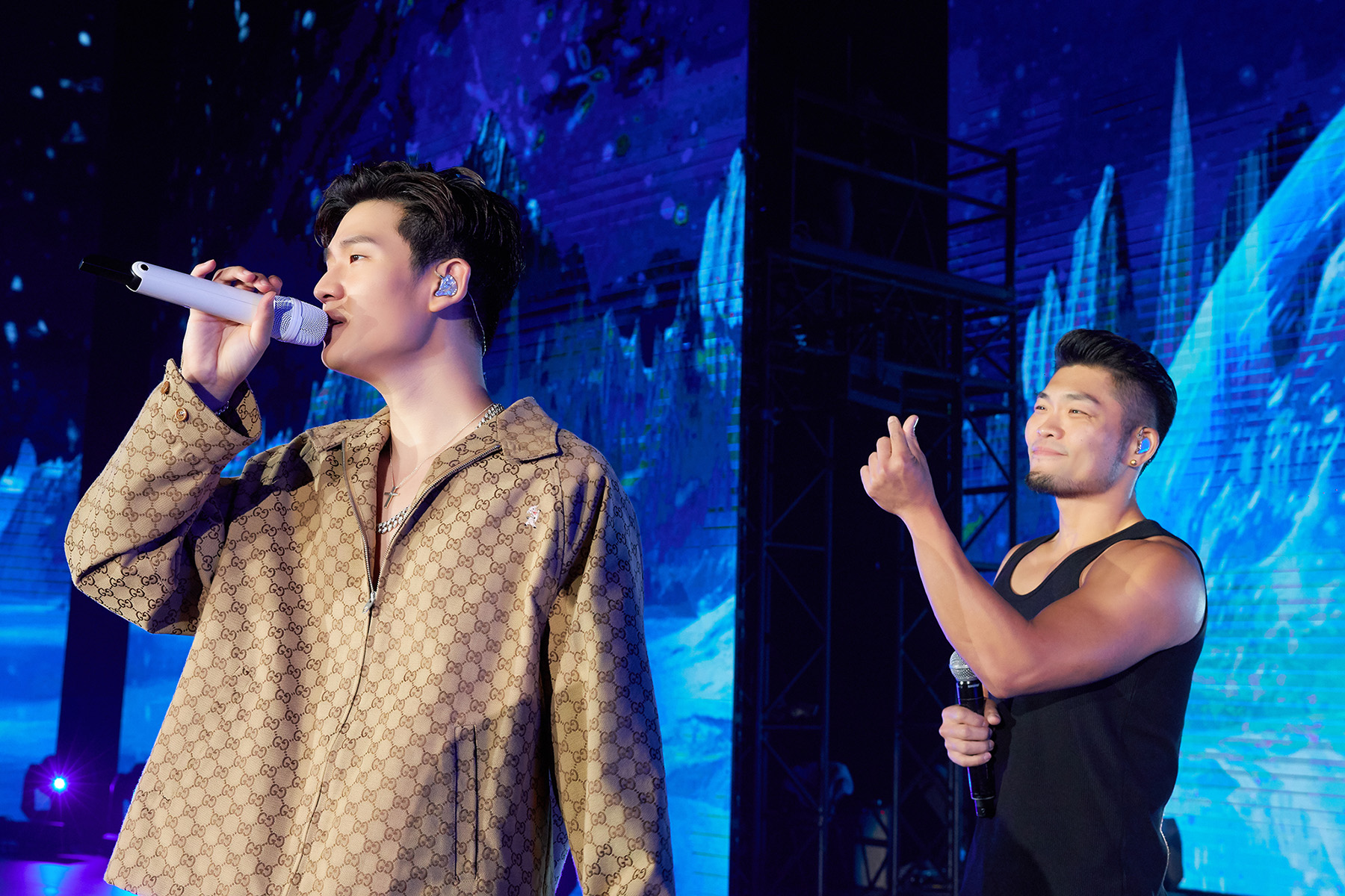 演唱到《圍牆》時，原唱者李玖哲（Nicky）突然現身台上，讓周興哲超級感動。（星空飛騰提供）
