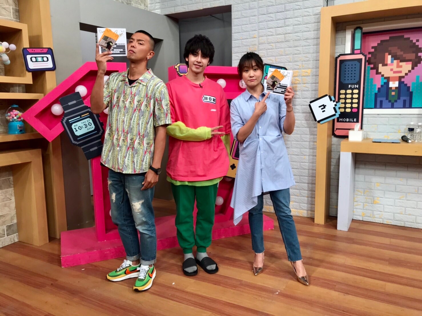 田亞霍發行第二張全創作個人專輯《UNHERO》，日前上17直播節目《趣你的娛樂》宣傳。（趣你的娛樂）