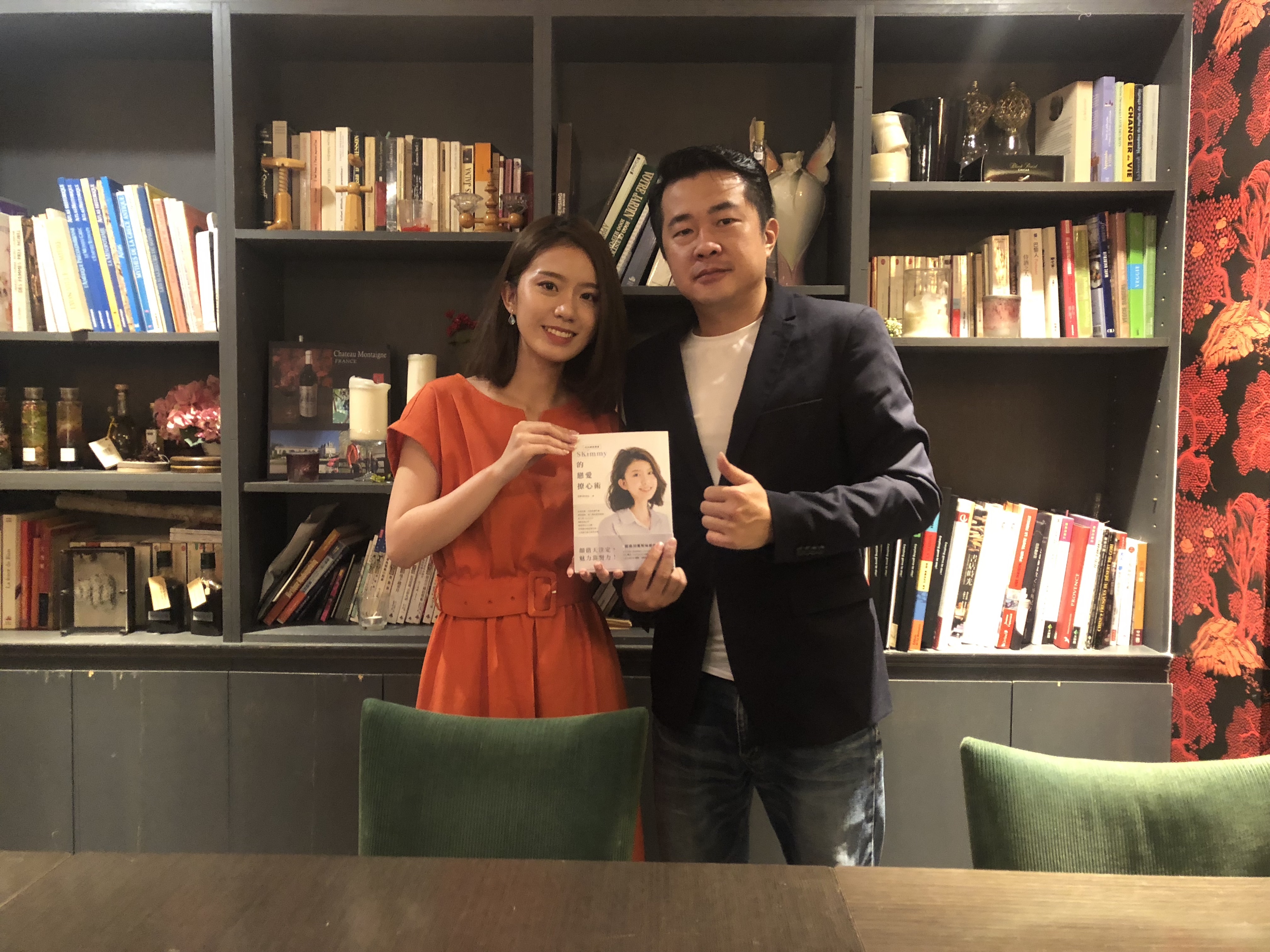 在幕後推動頻道成長的「台灣網紅教父」黃冠融（King哥），到場見證徒弟SKimmy簽書會。（朔帆股份有限公司）