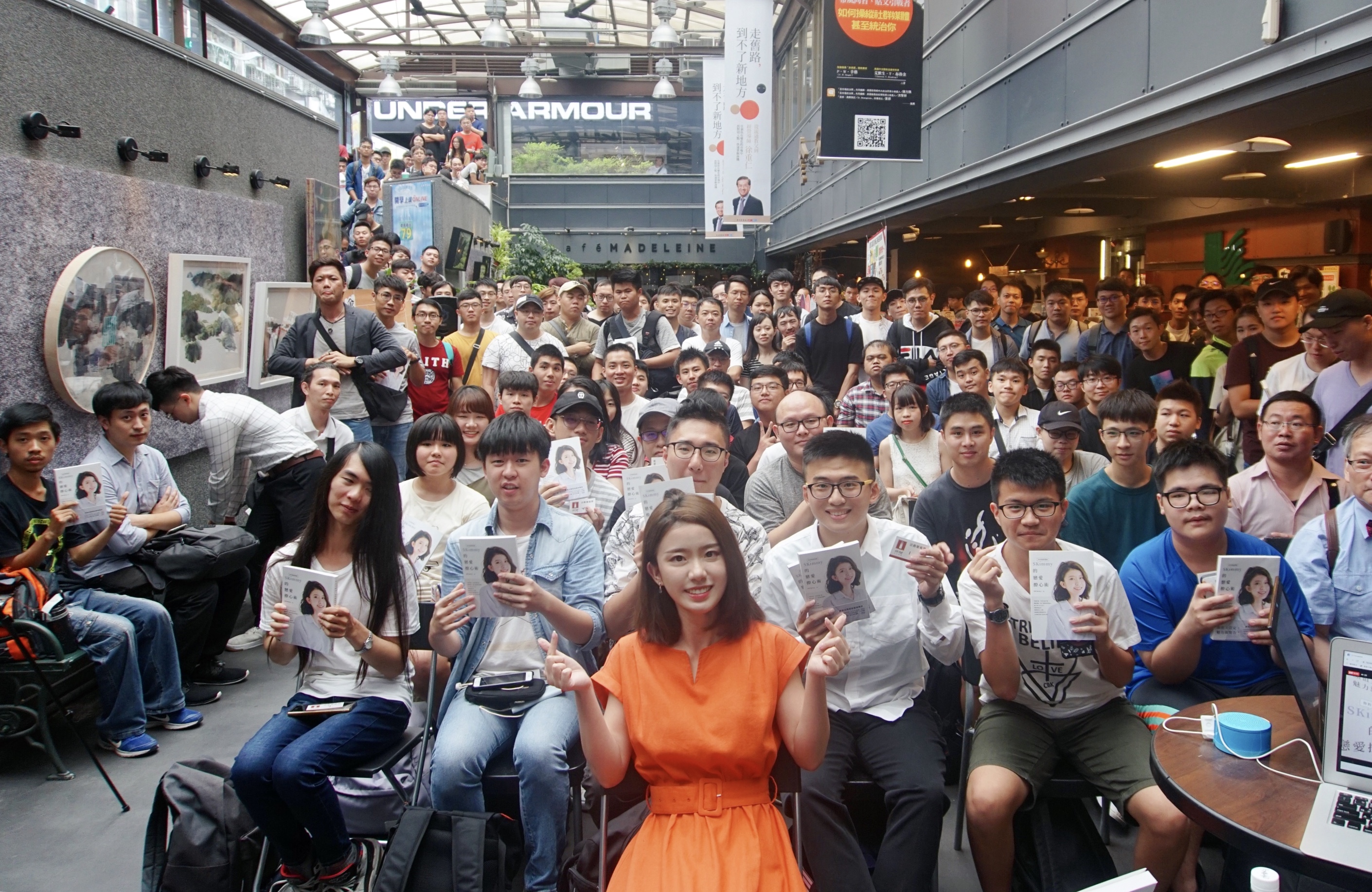 SKimmy於24日舉辦《你的網路閨蜜SKimmy的戀愛撩心術》新書見面會，現場擠進上百位粉絲。（朔帆股份有限公司）