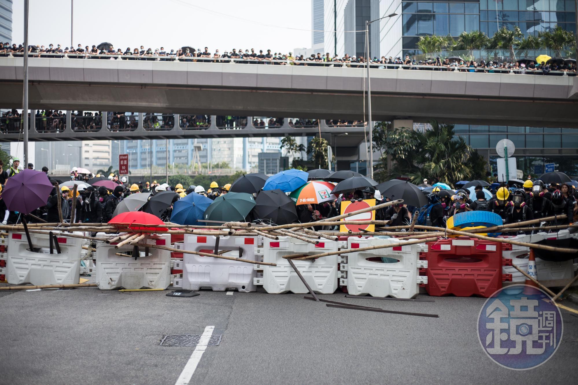 示威者於偉業街築起路障。