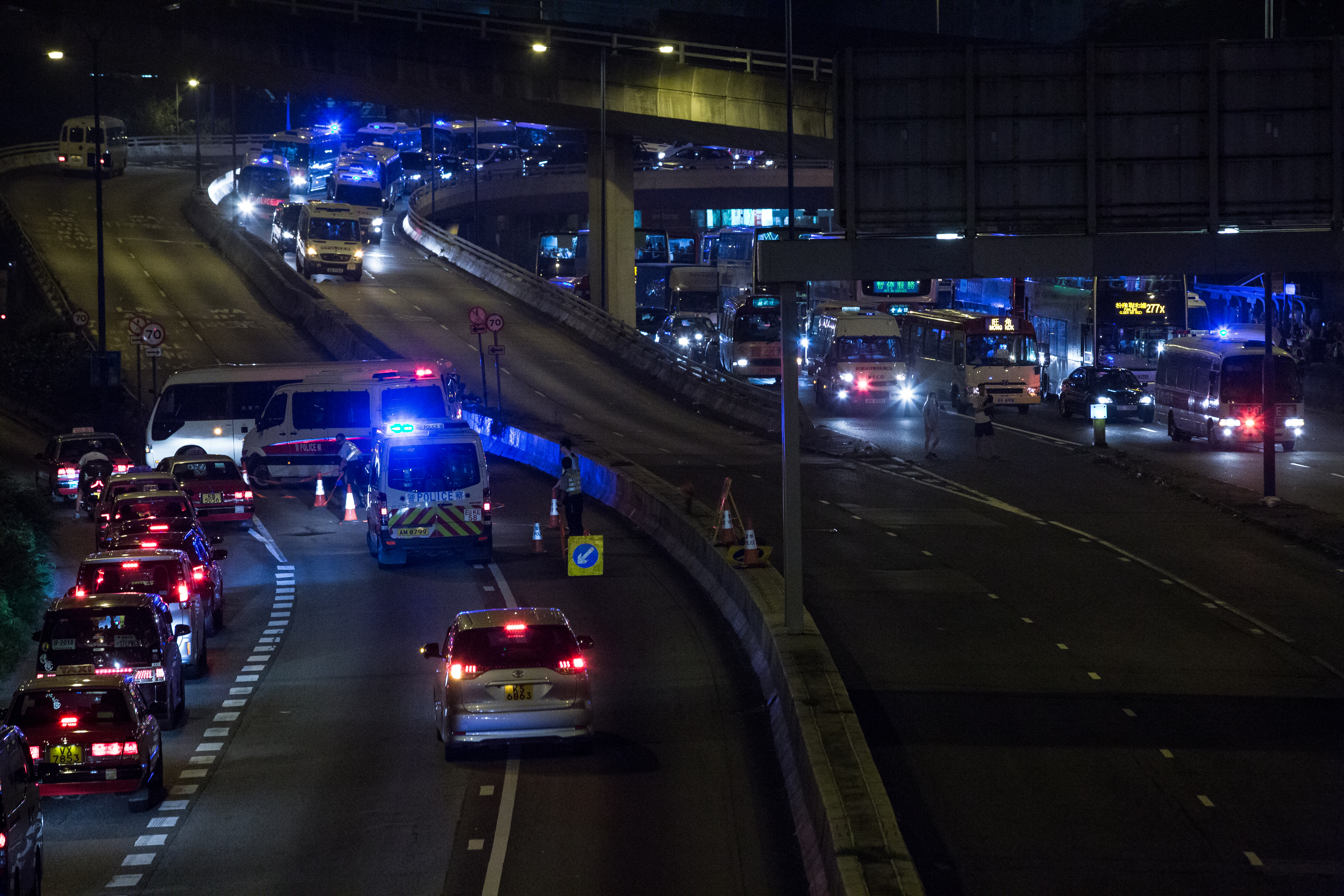 警方為了包圍示威者，直接封閉九龍灣一帶道路。
