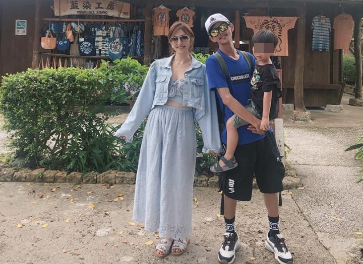 照片中阿翔抱著兒子站在Grace身旁，一家人笑的燦爛。（翻攝自Grace臉書）