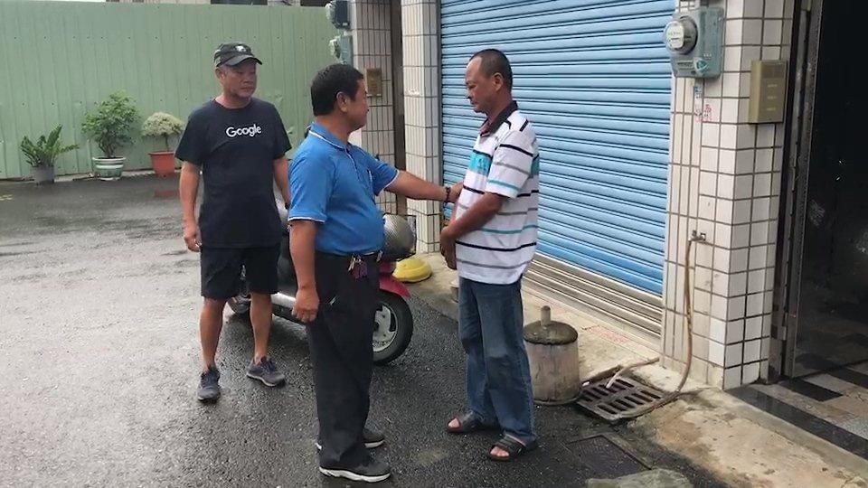 林男的父親難以接受與愛子天人永隔，親友到場關心。（翻攝畫面）