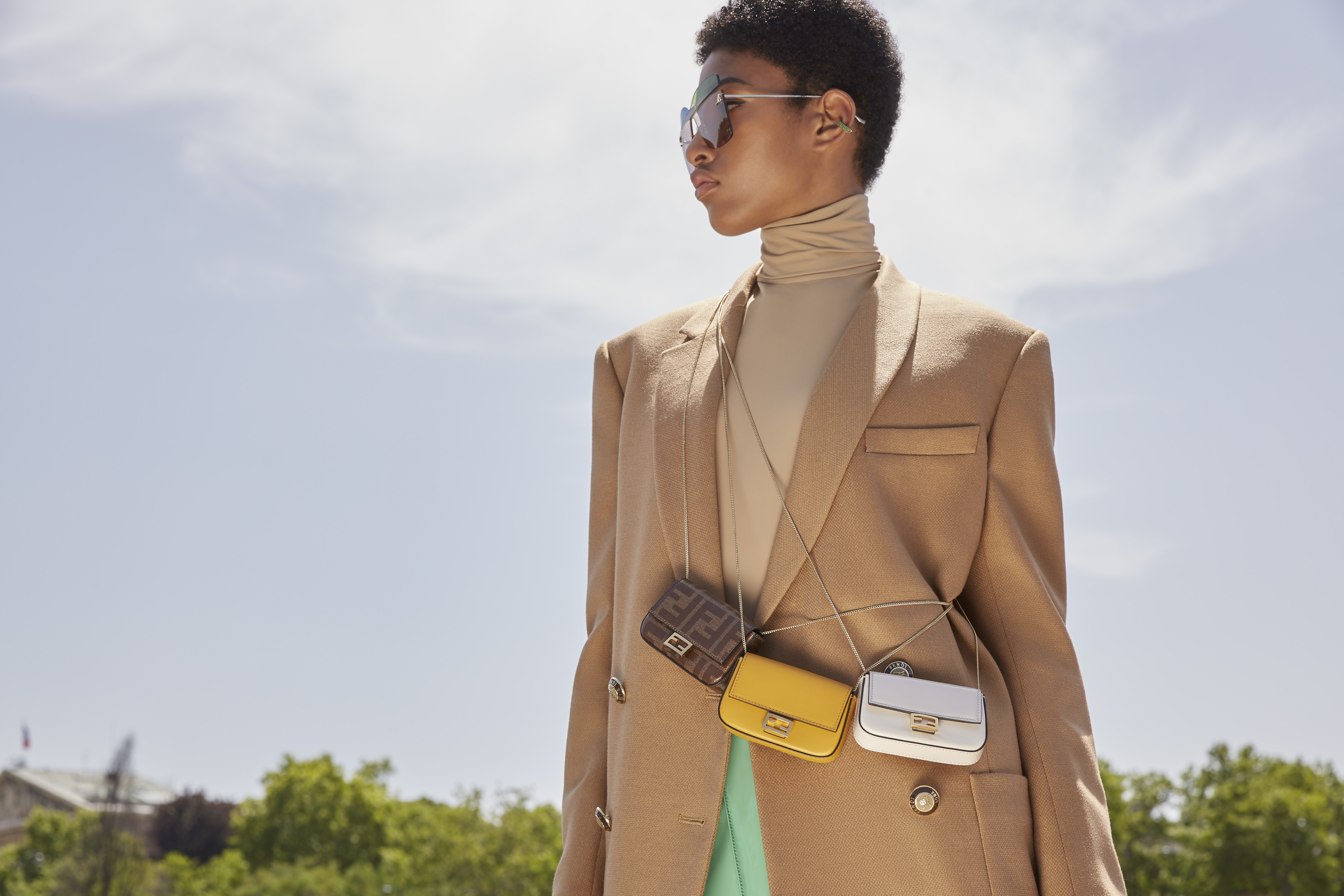 FENDI Nano Baguette可以側背也能當成項鍊。（FENDI提供）