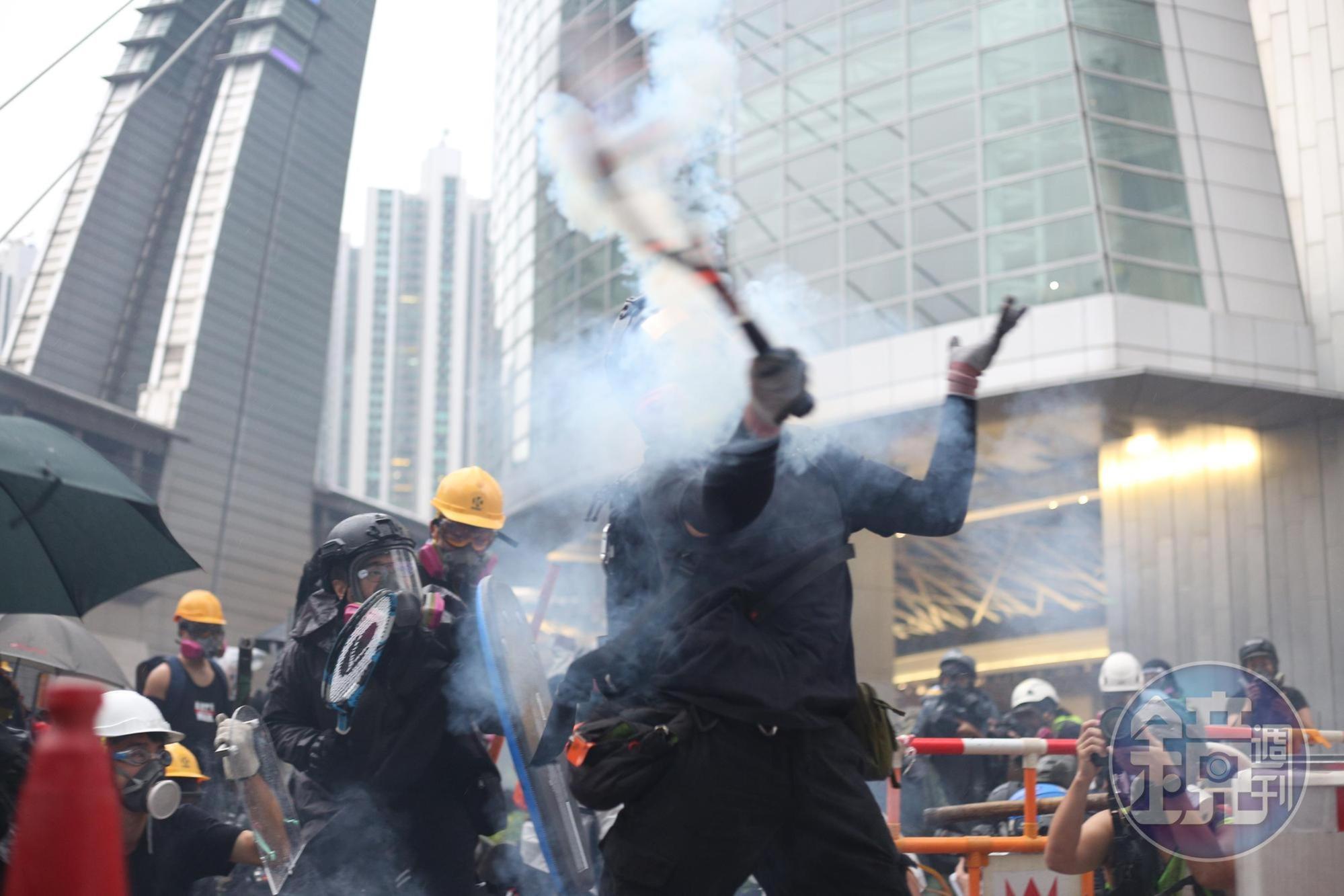 香港「荃葵青」遊行再爆發警民衝突。