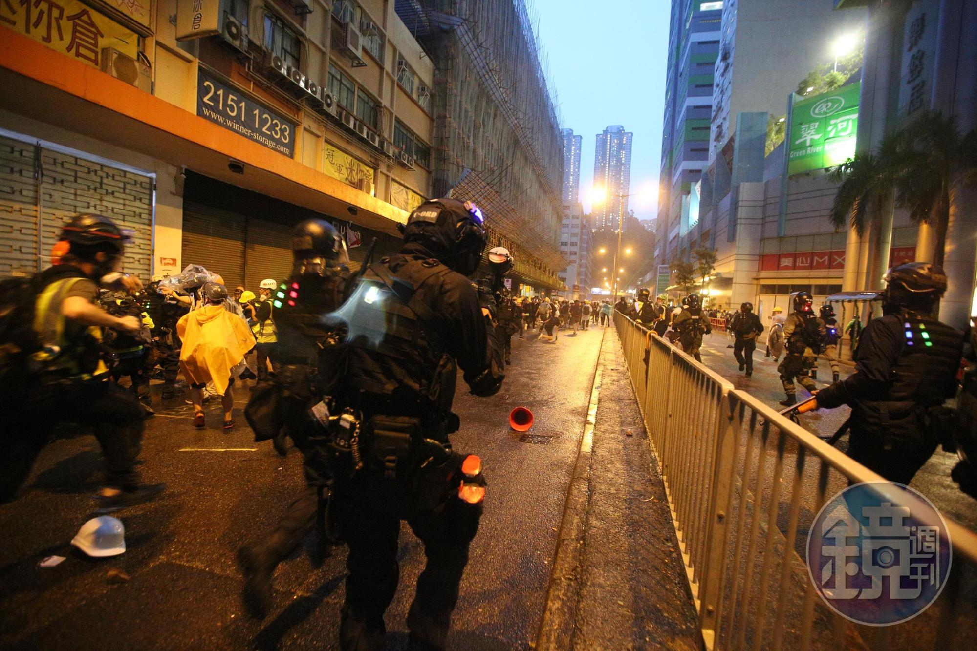 香港「荃葵青」遊行再爆發警民衝突。