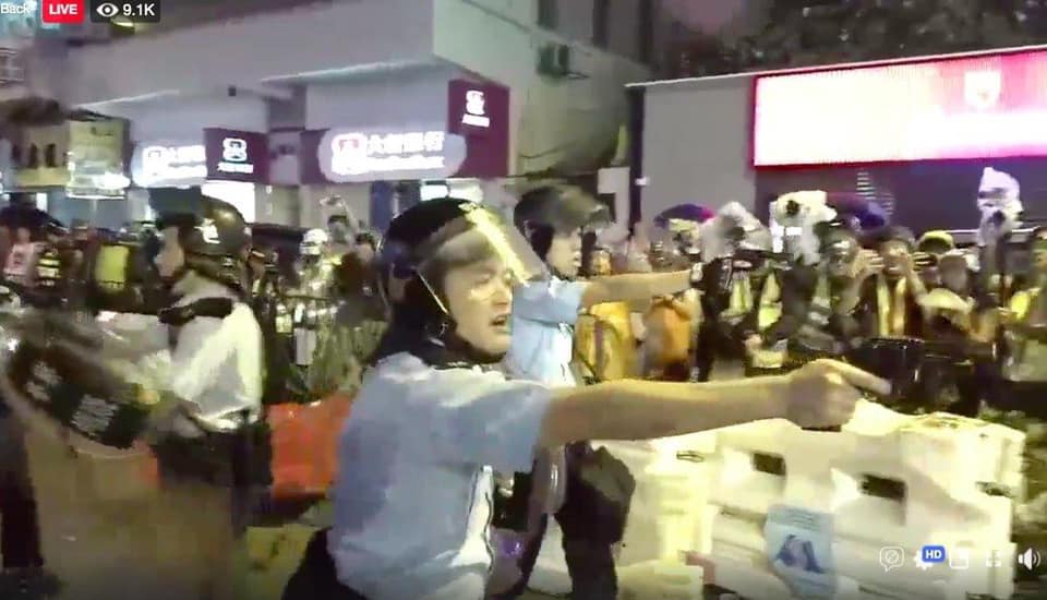 香港警方證實，今日是反送中衝突以來，第一次有員警開槍。（翻攝自黃之鋒臉書）