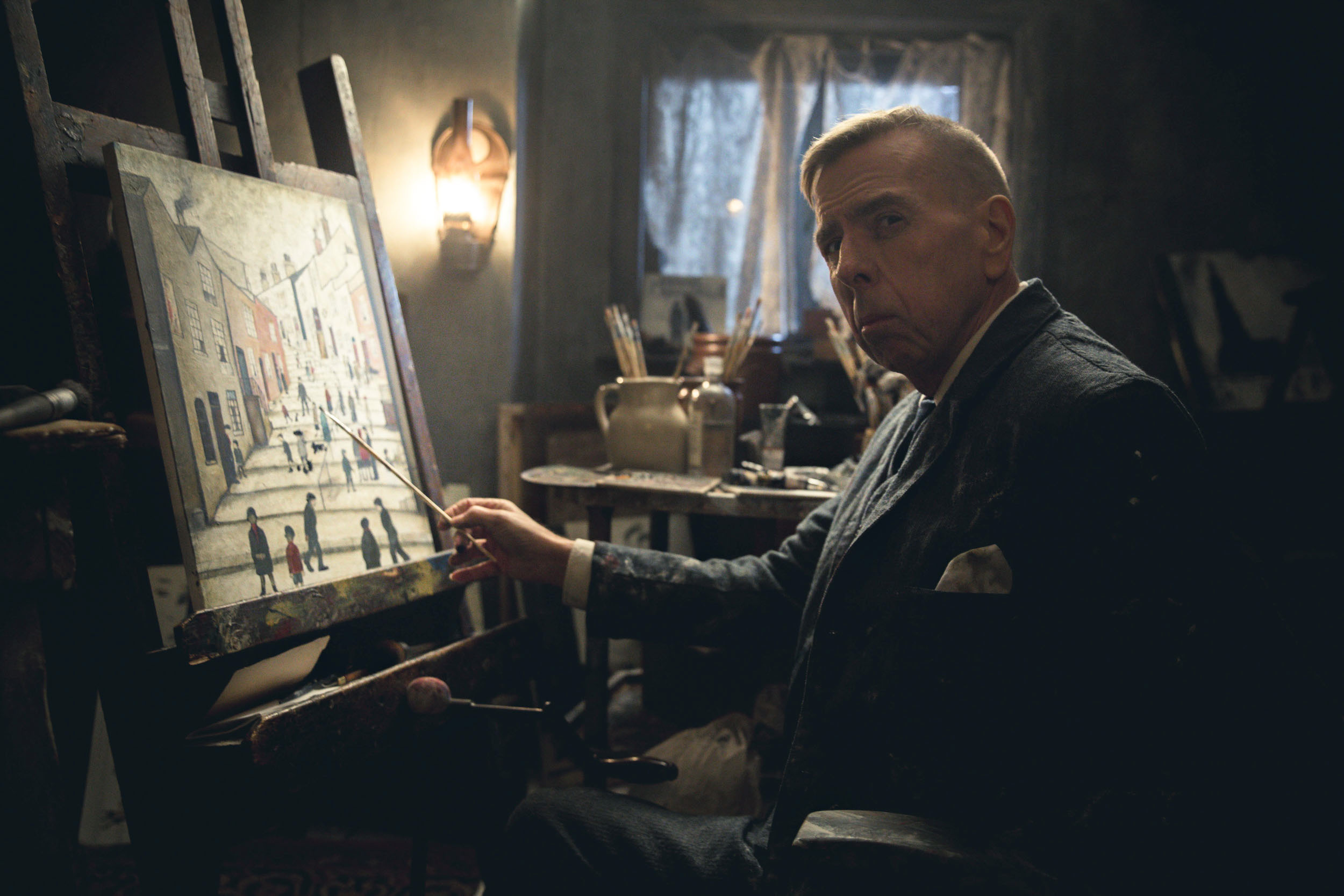 坎城影帝提摩西史波演出20世紀英國畫家L.S.洛瑞，由於他曾為戲拜師學畫，因此繪畫戲完全難不倒他。（天馬行空提供）