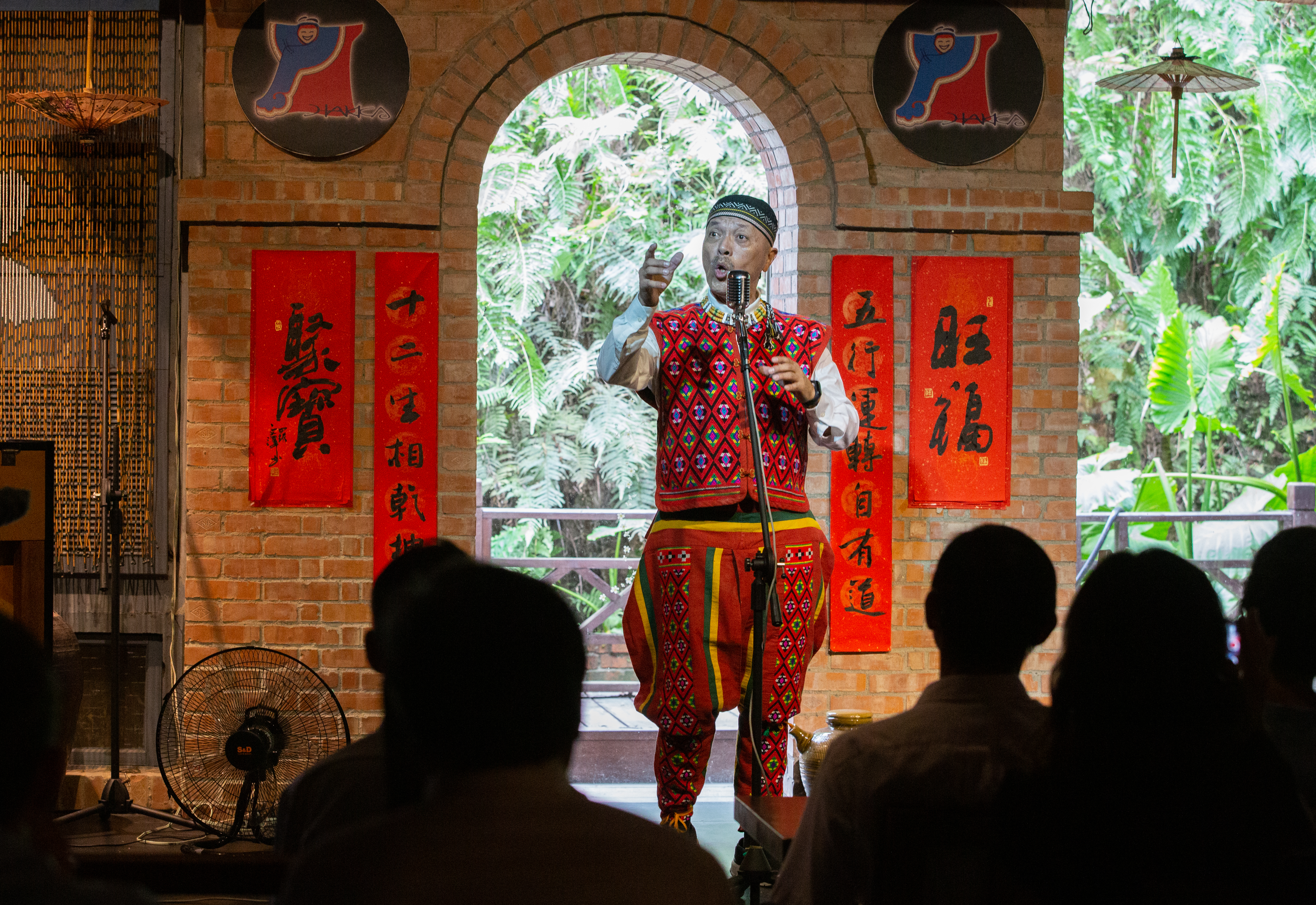 南賢天充滿曠野氣息的嗓音，娓娓訴說生命轉折與回饋原鄉使命。