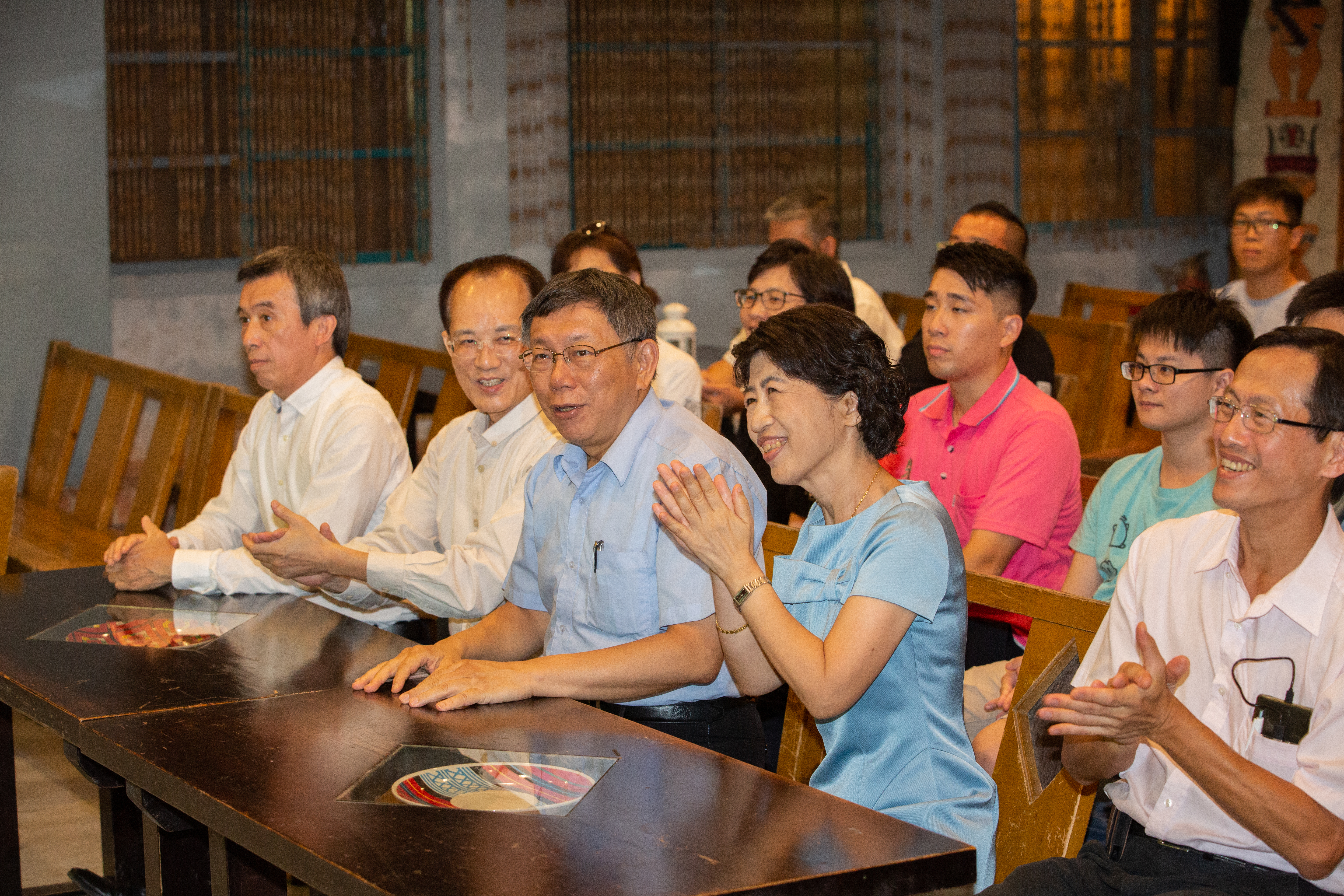 南賢天的演出讓賓客台北市長柯文哲（前中）與妻子陳珮琪（前右2）聽得如痴如醉。