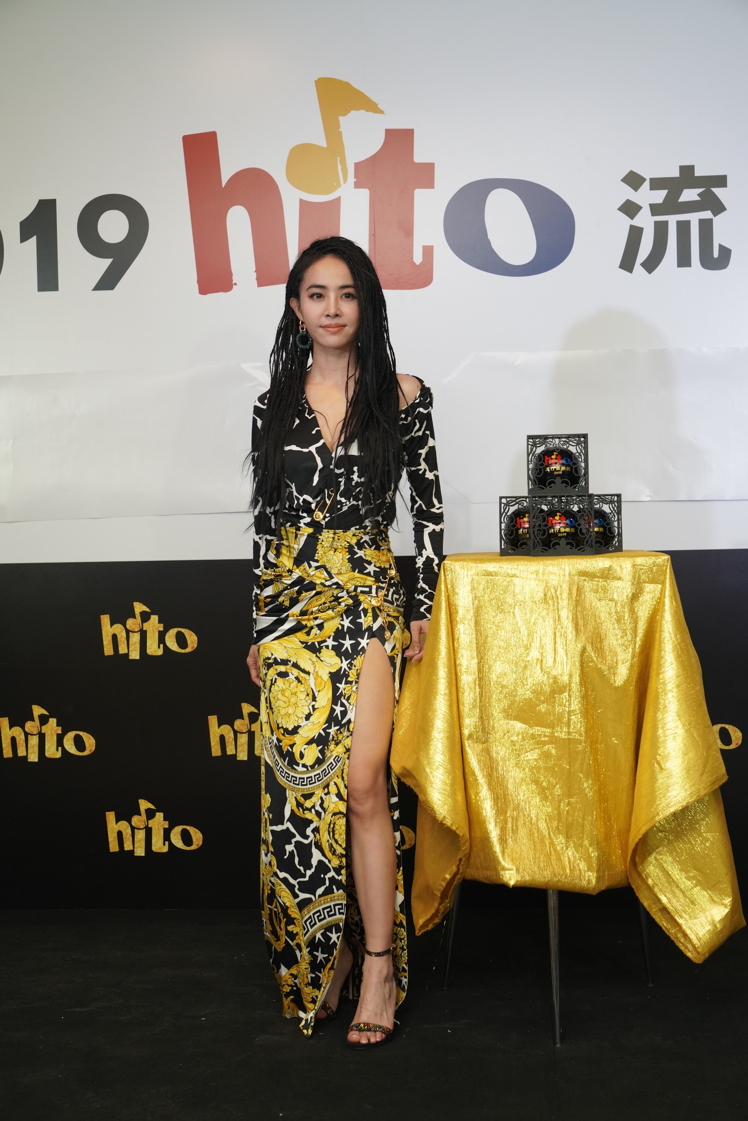 蔡依林穿著黑色麂皮缀彩色水晶NUDISTSONG STARDUST高跟凉鞋出席HITO音樂頒獎典禮。NT$35,200。（Stuart Weitzman提供）