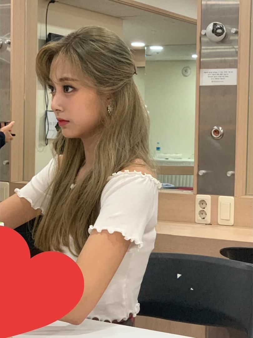 子瑜在後台被偷拍的美照，吸引了超過102萬的讚。（翻攝自TWICE IG）