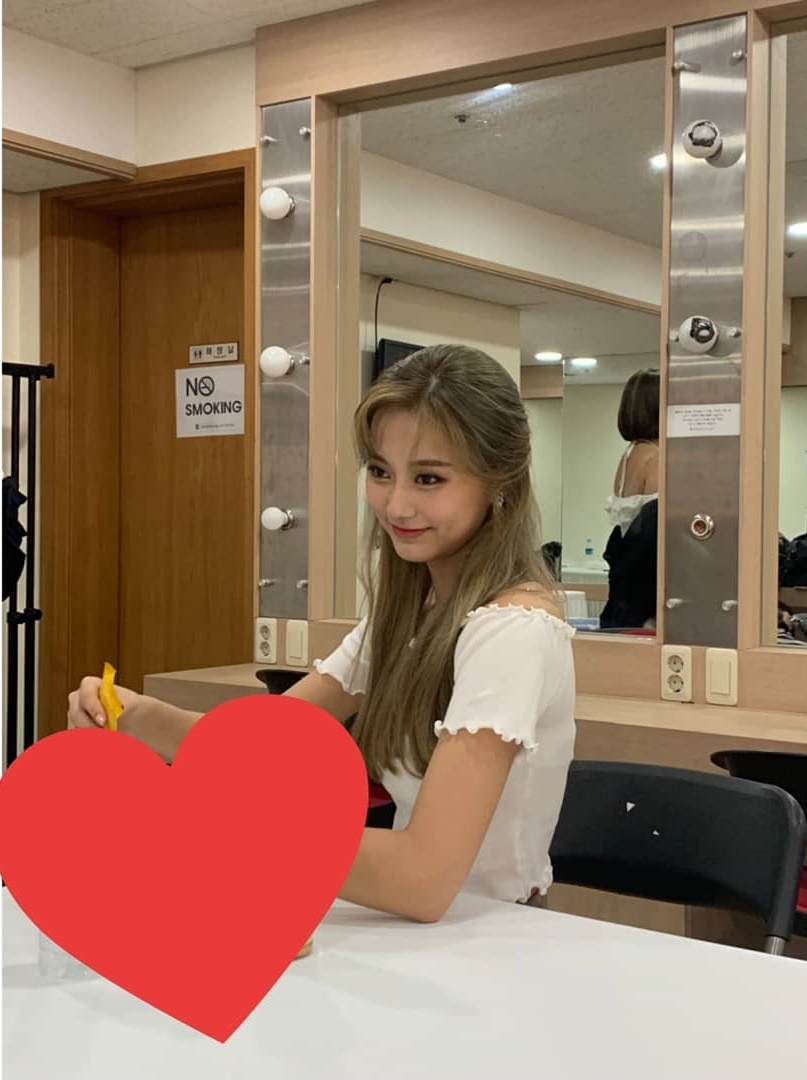 子瑜在後台被偷拍的美照，吸引了超過102萬的讚。（翻攝自TWICE IG）