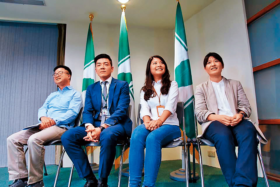 羅文嘉12日公布民進黨中央人事，由吳濬彥取代顏若芳擔任青年部主任，引起王定宇不滿。（翻攝羅文嘉臉書）