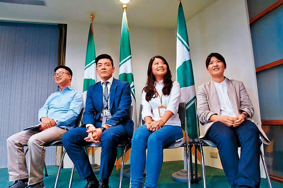 羅文嘉12日公布民進黨中央人事,由吳濬彥取代顏若芳擔任青年部主任,引起王定宇不滿。(翻攝羅文嘉臉書)