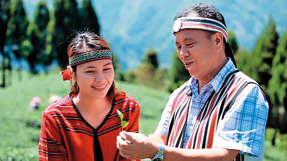 曾志湘（右）的二女兒曾庭希（左）曾當選水蜜桃公主，目前擔任高山青茶業公司負責人。（翻攝高山青茶業臉書）