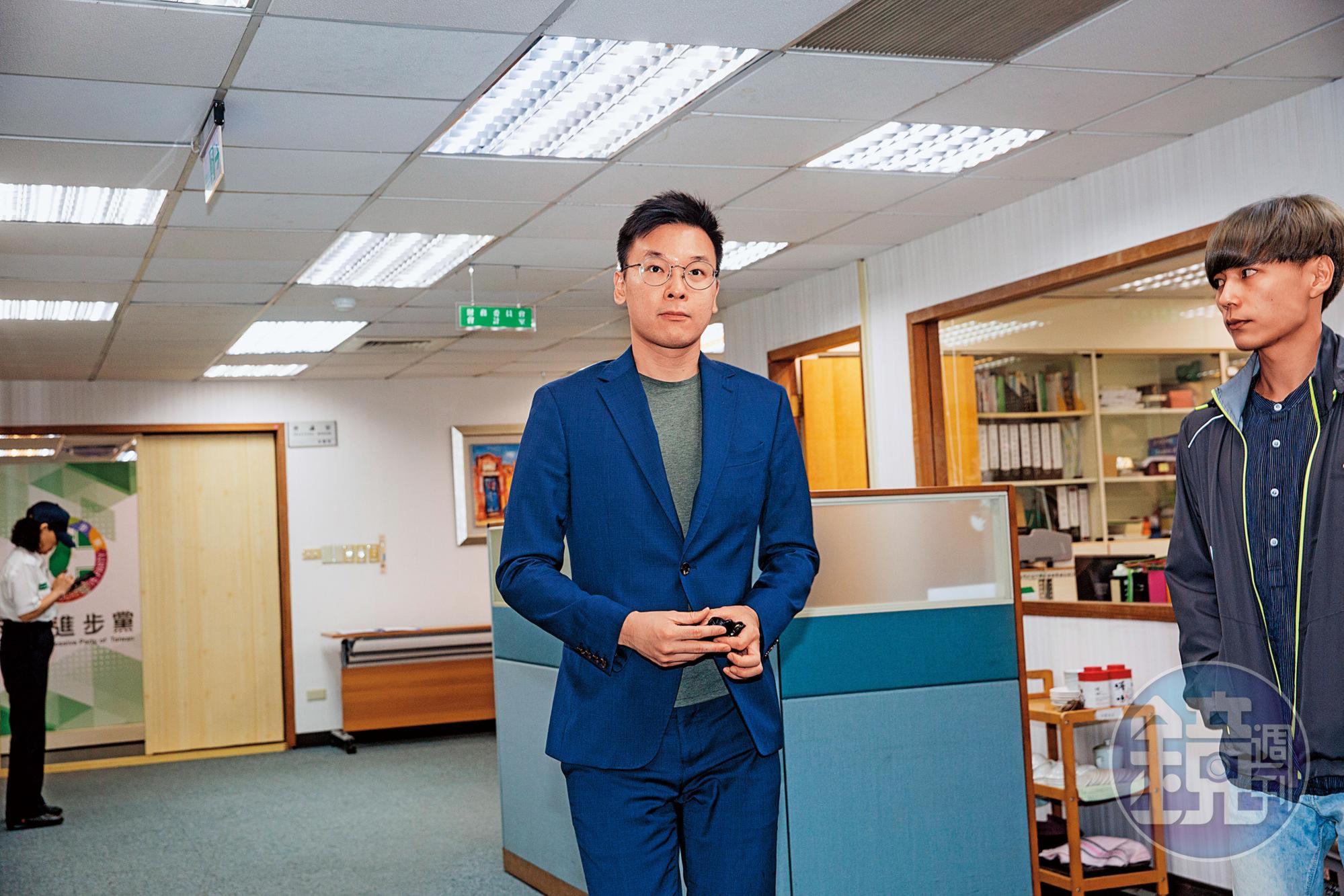 學運領袖林飛帆轉戰民進黨副祕書長,除了遭黨內大老洗臉,也少不了被外界批評。
