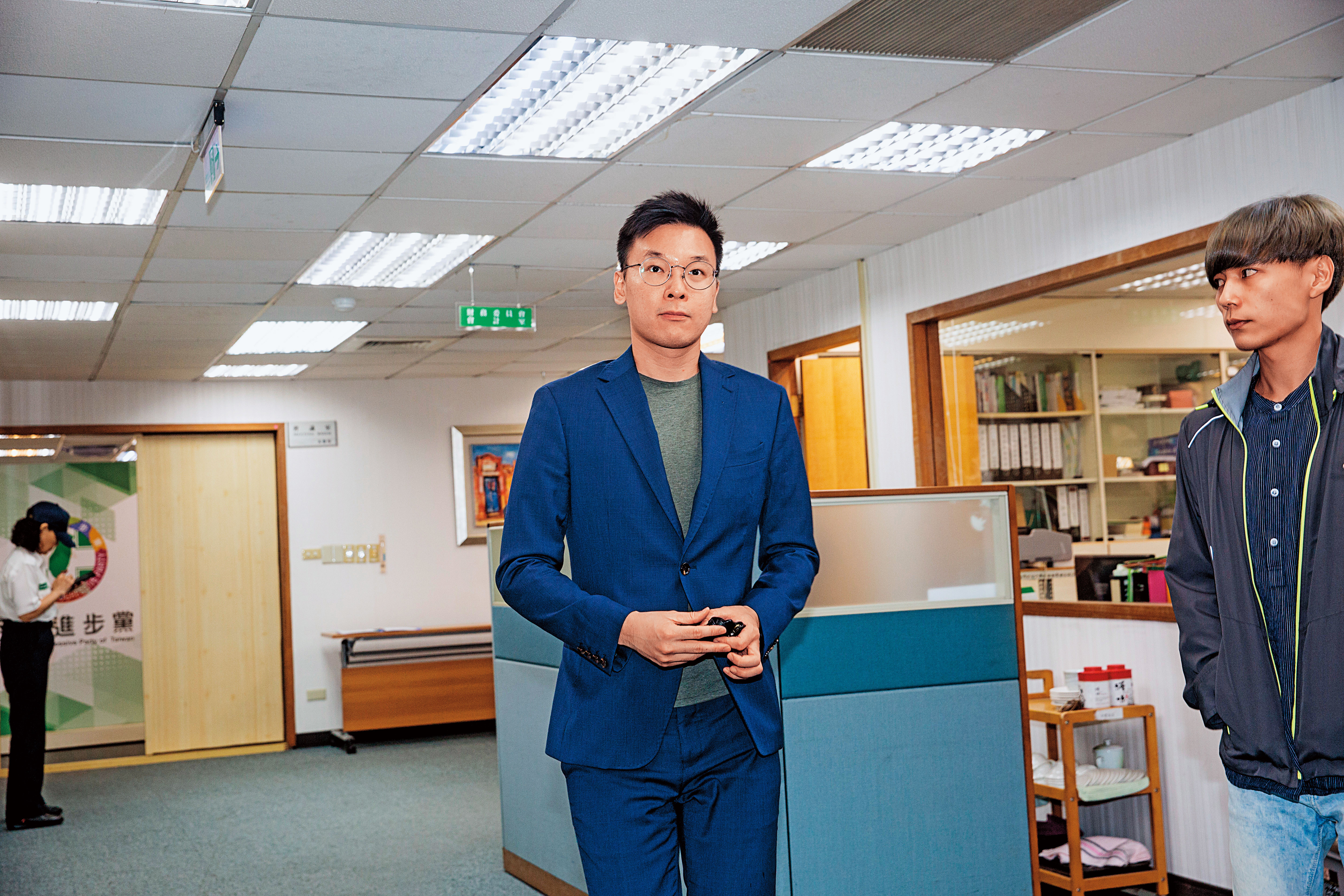 學運領袖林飛帆轉戰民進黨副祕書長，除了遭黨內大老洗臉，也少不了被外界批評。