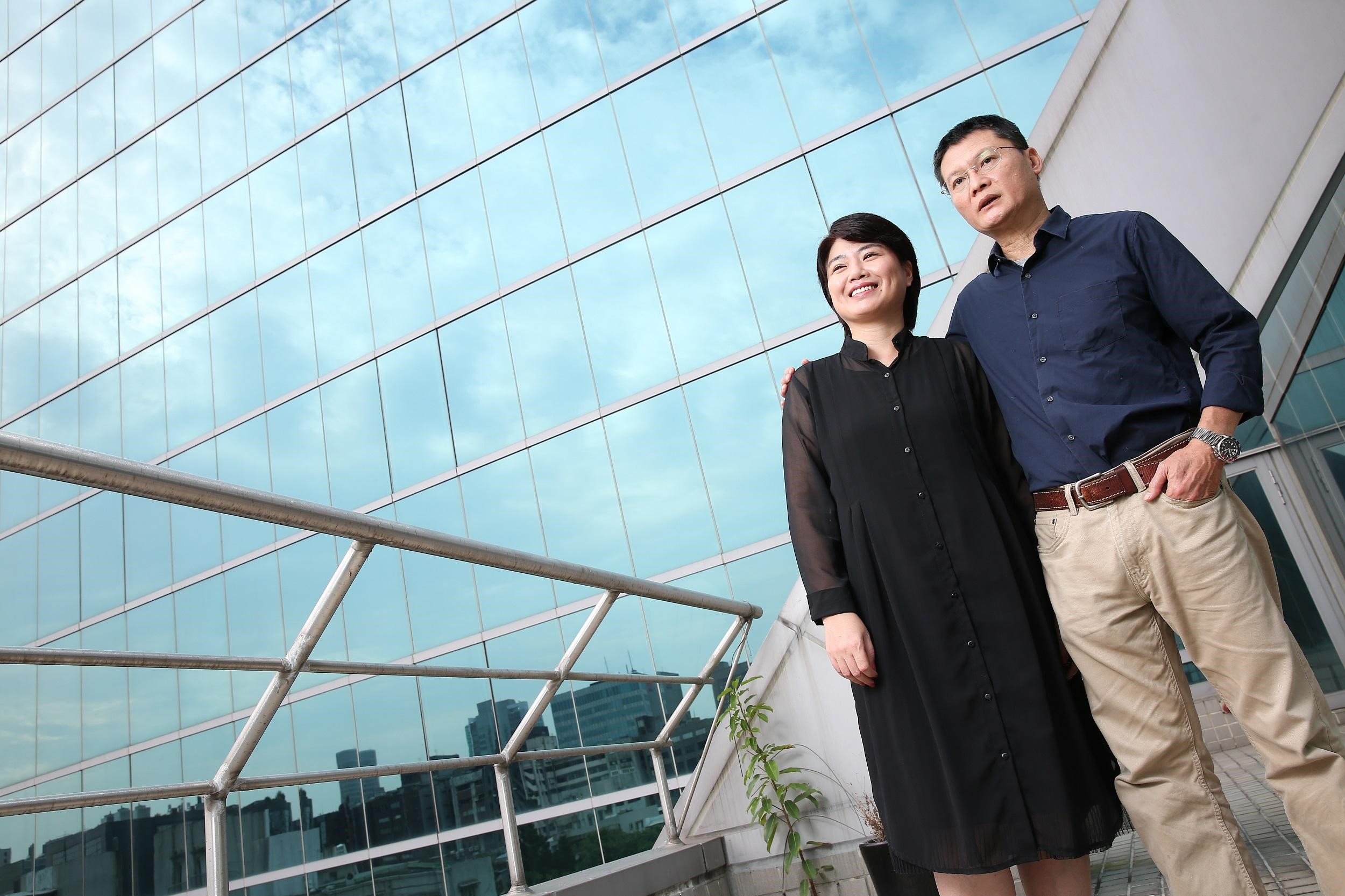 陳長綸（右）看到《俗女養成記》原著後如獲至寶，推薦給嚴藝文（左），成為她首度編導的作品。